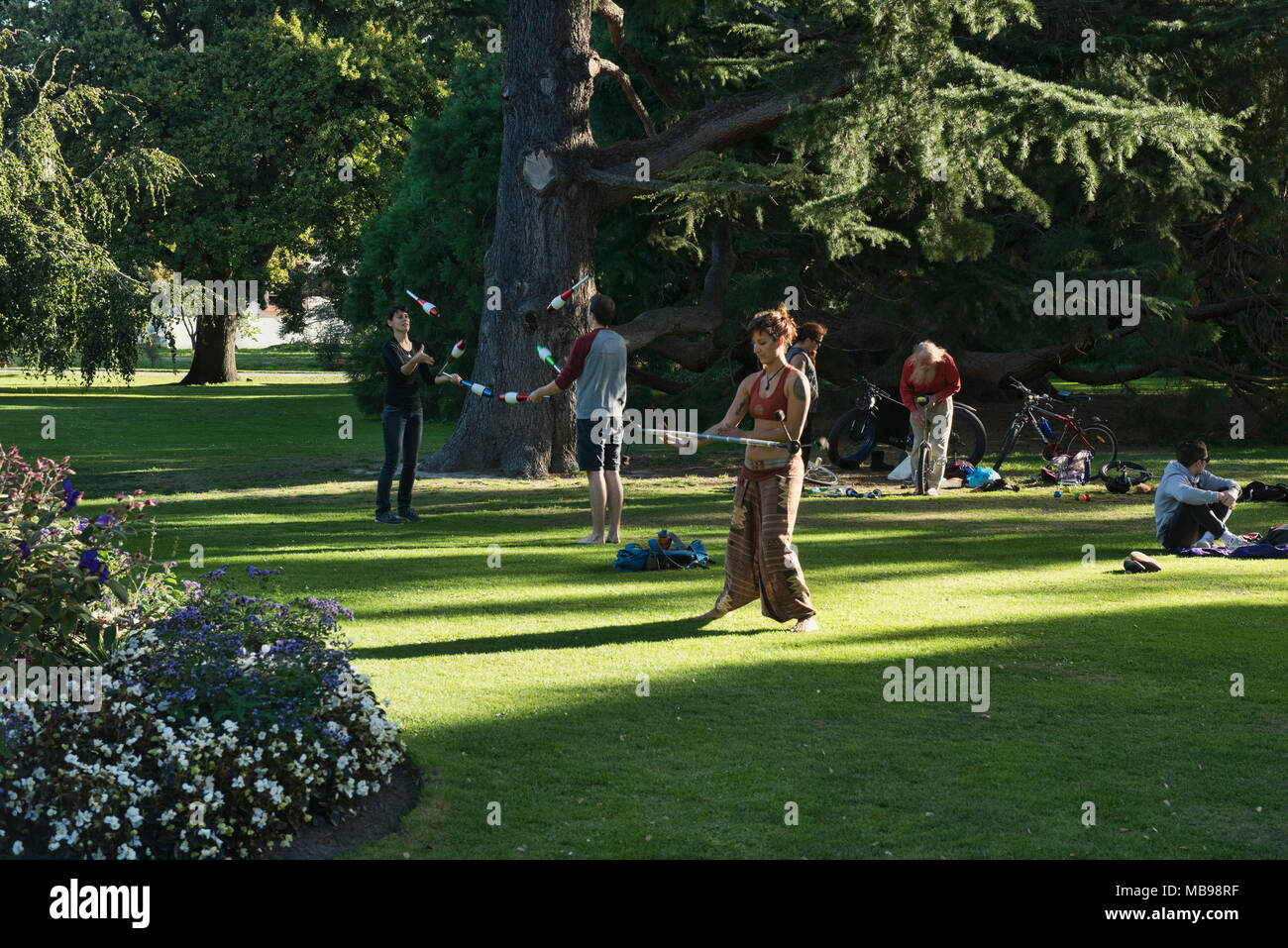 Jonglage und Performance Kunst im Park, Christchurch, Neuseeland Stockfoto