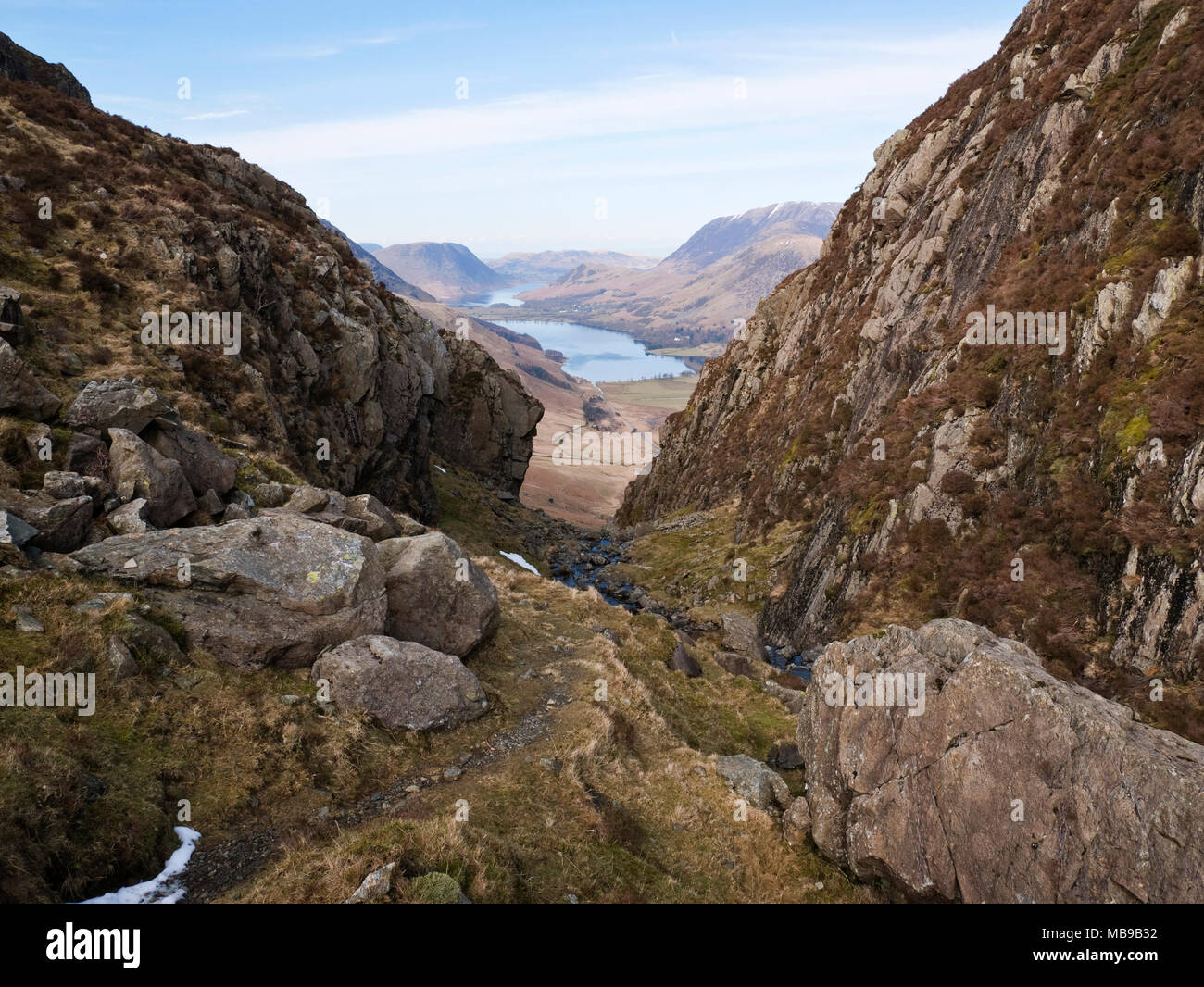 Blick hinunter in die Schlucht des Black Beck, unter den Heuballen zu Warnscale unten und Buttermere, mit Crummock Water & Mellbreak darüber hinaus. Stockfoto