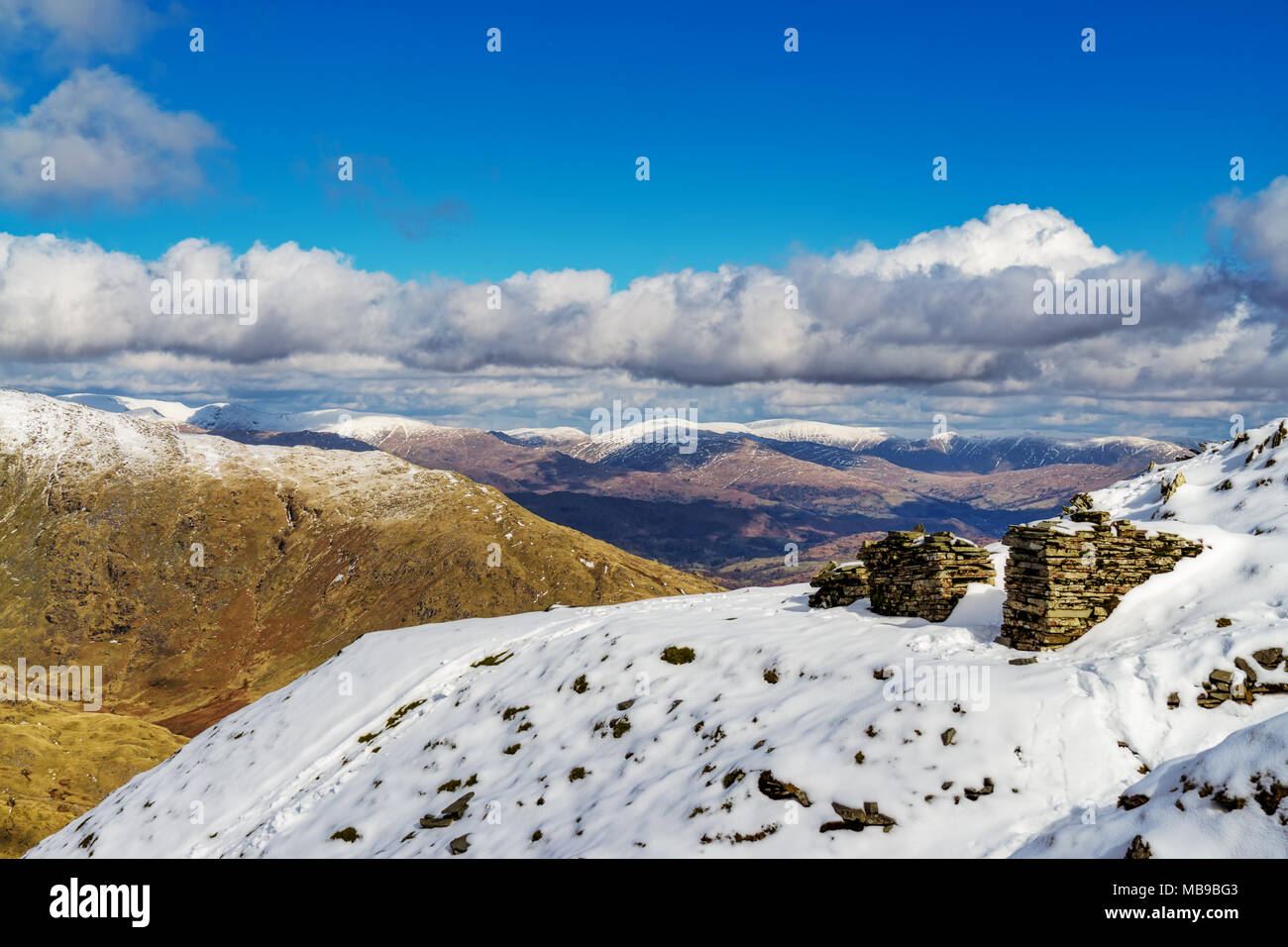 Ein winterlicher Blick von in der Nähe der Gipfel des alten Mannes von Coniston. Stockfoto