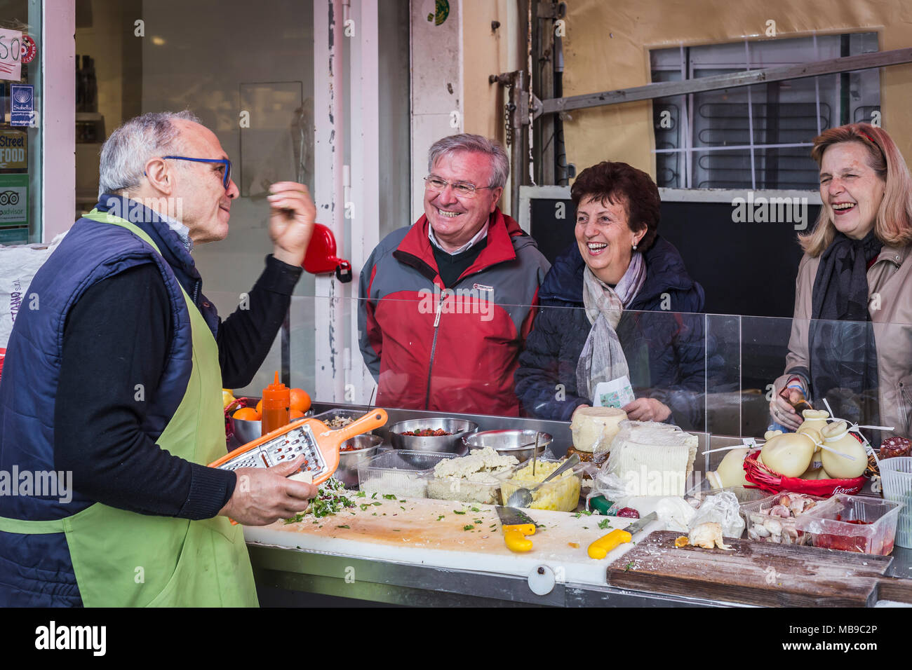 Verkäufer von Sandwiches mit lokalen Produkten auf dem Markt von Ortigia Siracusa, Sizilien, Italien. Stockfoto