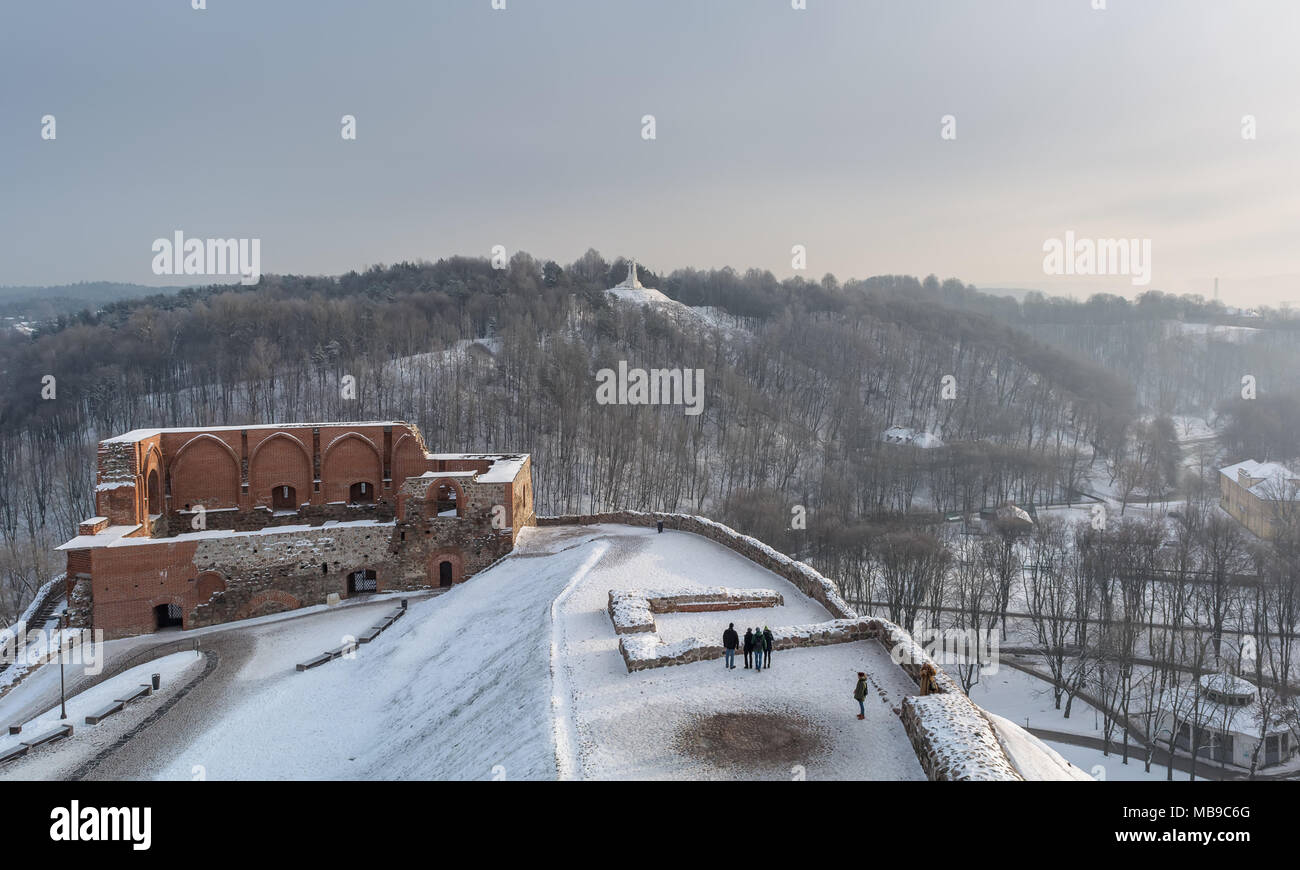 Blick auf die Ruine des Bergfrieds der Oberen Burg und Hügel der Drei Kreuze von Schloss Gediminas auf frostigen Wintertag Stockfoto