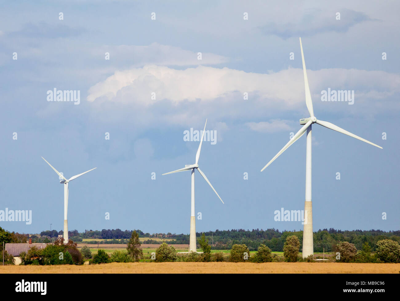 Wind Generatoren in einem Feld in Estland Stockfoto
