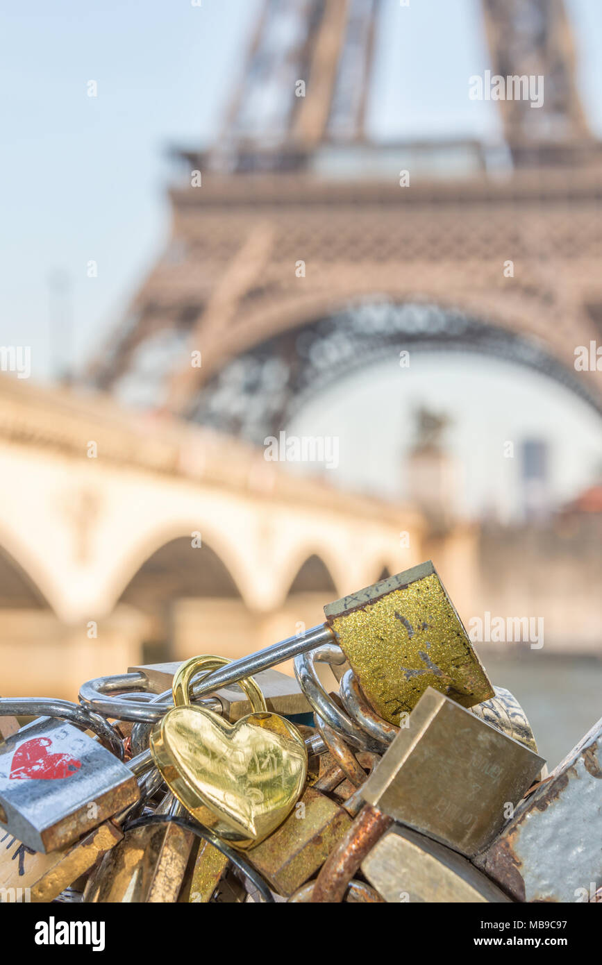 Liebe Schlösser in Paris, Eiffel Turm im Hintergrund Stockfoto