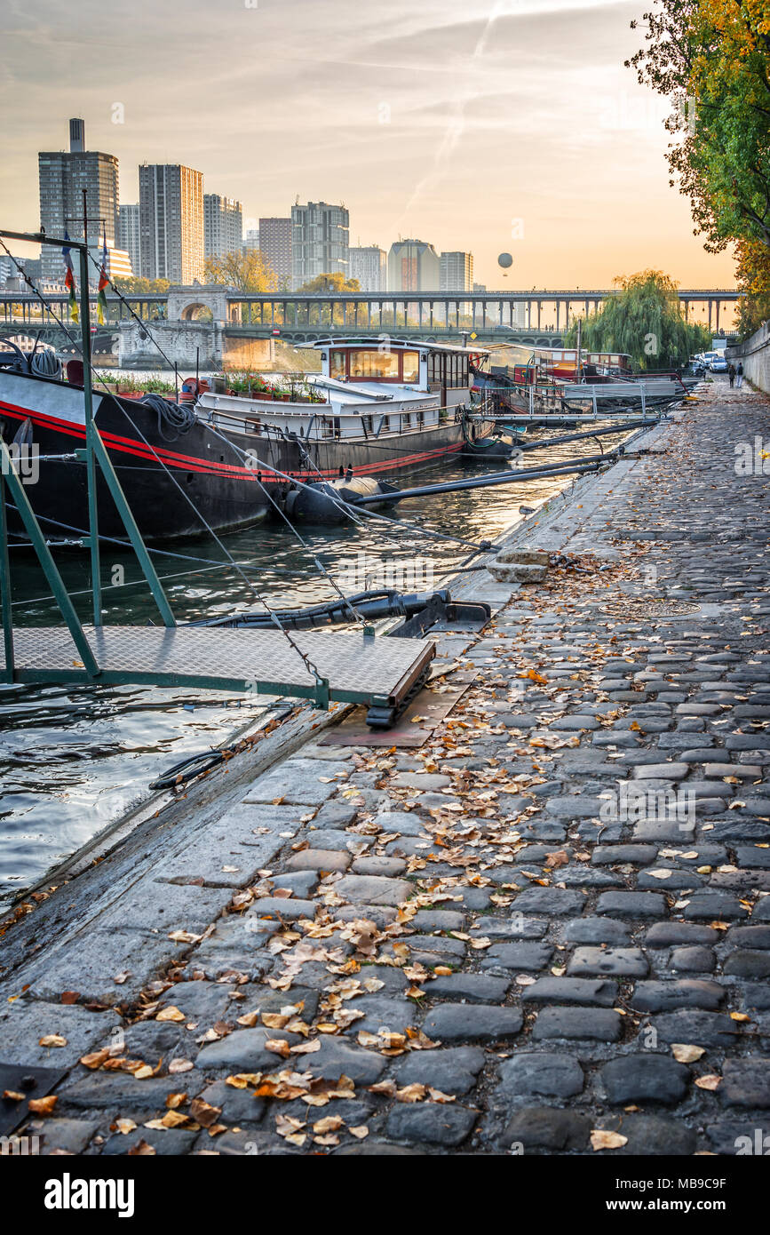 Hausboote auf einer gepflasterten Ufer der Seine, Paris, Frankreich Stockfoto