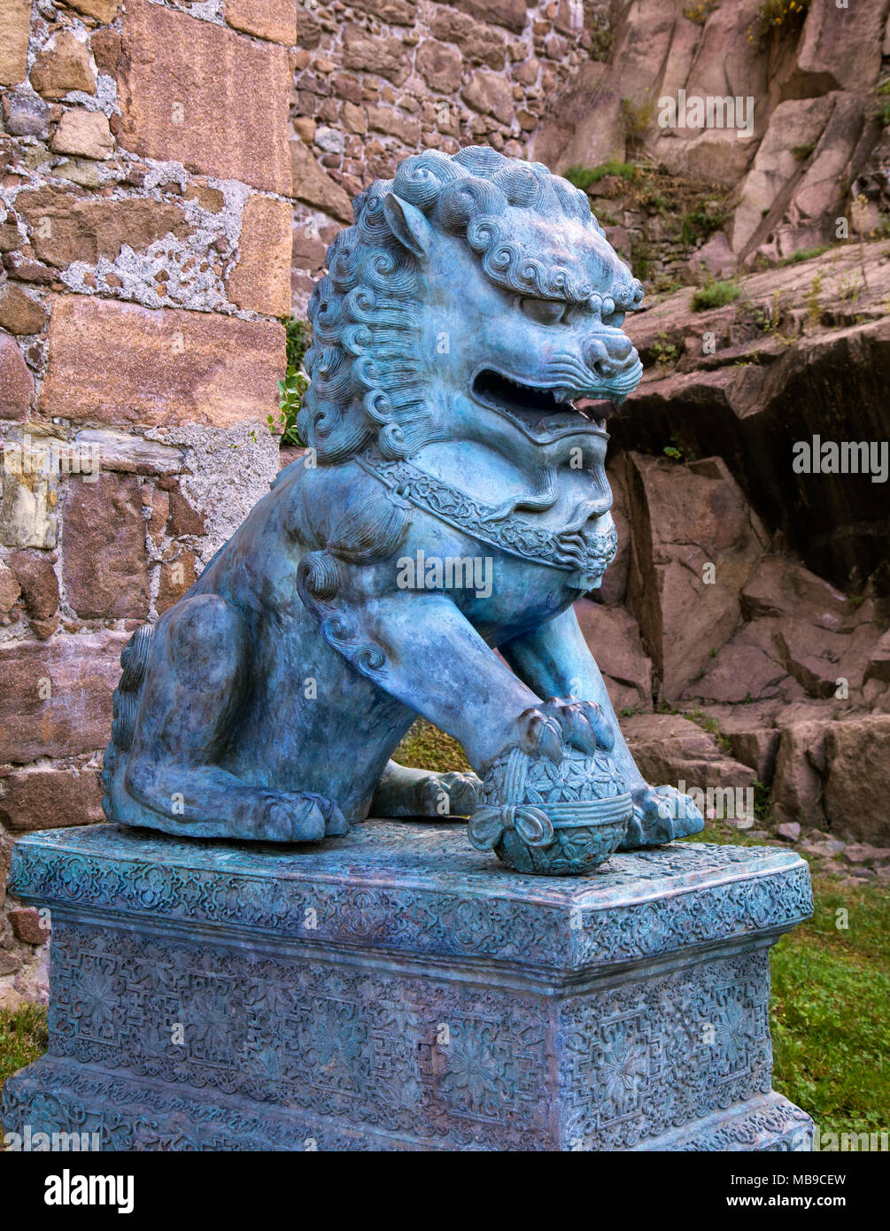 Traditionelle asiatische Löwen Skulptur bewachen den Eingang Stockfoto