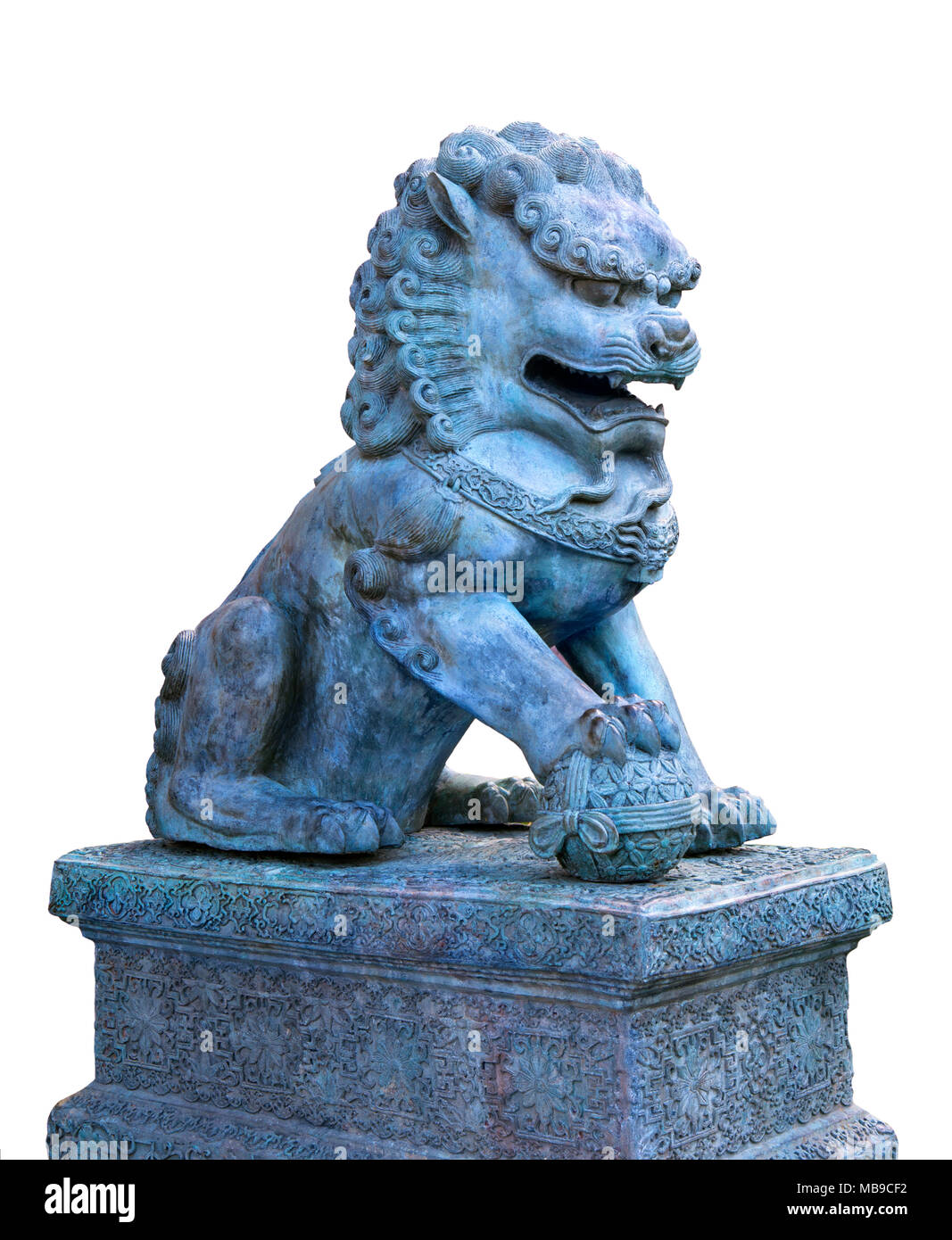 Traditionelle asiatische Löwen Skulptur bewachen den Eingang, über Weiß isoliert Stockfoto