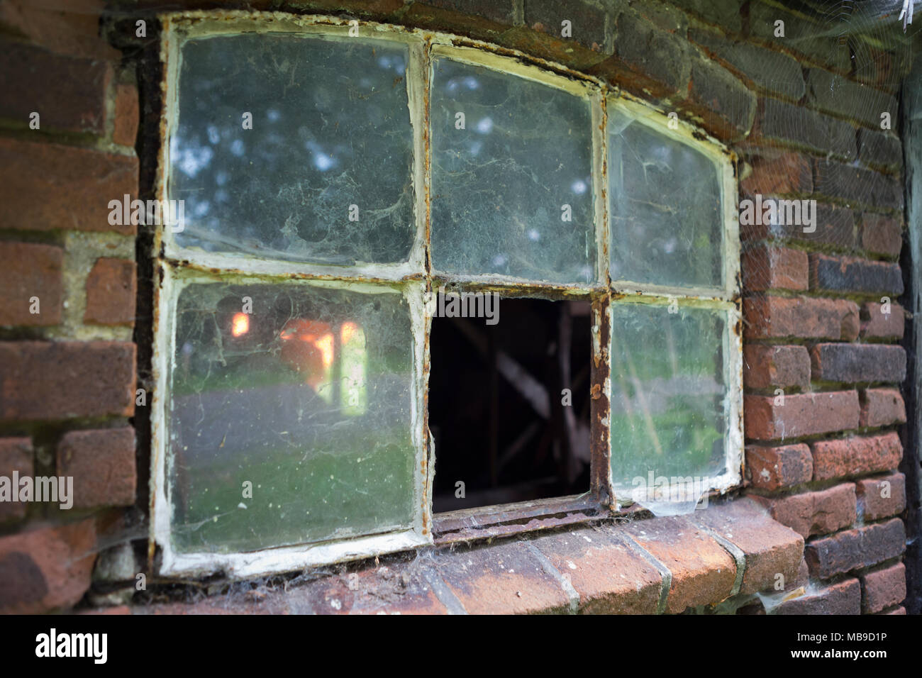 Alte vintage Metall Fenster einer Scheune in den Niederlanden Stockfoto