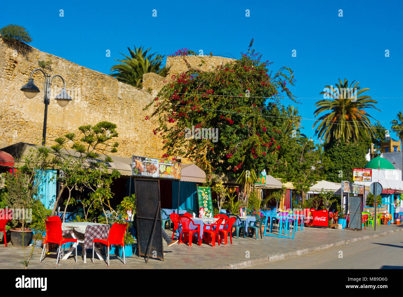 Restaurants im medina Wand Avenue Hassan II, Assilah, nördliche Marokko, Afrika Stockfoto
