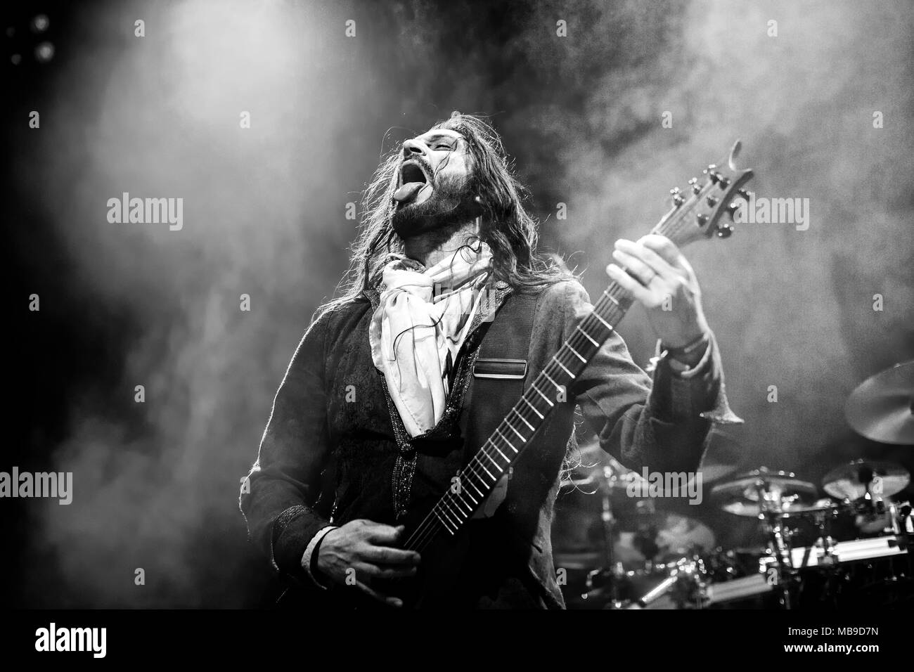 Norwegen, Oslo - 31. März 2018. Die italienische Death Metal Band Fleshgod Apocalypse führt ein Live Konzert am Rockefeller während der norwegischen Metal Festival Metal Inferno Festival 2018 in Oslo. Hier Gitarrist Cristiano Trionfera wird gesehen, live auf der Bühne. (Foto: Gonzales Foto - Terje Dokken). Stockfoto