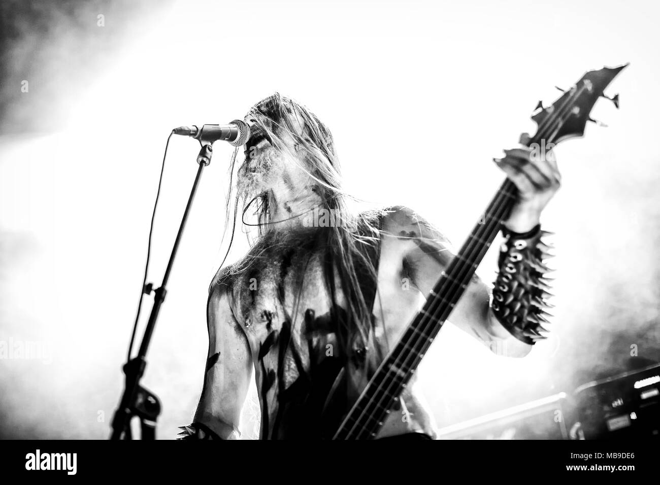 Norwegen, Oslo - April 1, 2018. Der norwegischen Black Metal Band Tsjuder führt ein Live Konzert am Rockefeller während der norwegischen Metal Festival Metal Inferno Festival 2018 in Oslo. Hier Sänger und Bassist Nag ist live auf der Bühne gesehen. (Foto: Gonzales Foto - Terje Dokken). Stockfoto