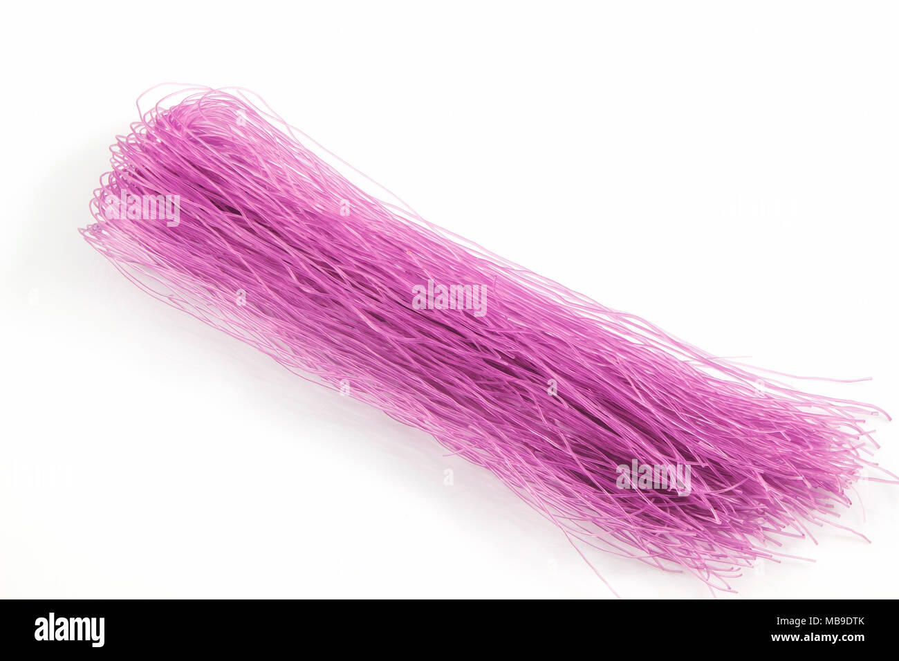 Violette Farbe des Reis Suppennudeln auf weißem Hintergrund, bunte Vegetarische Nudeln essen Hintergrund. Stockfoto