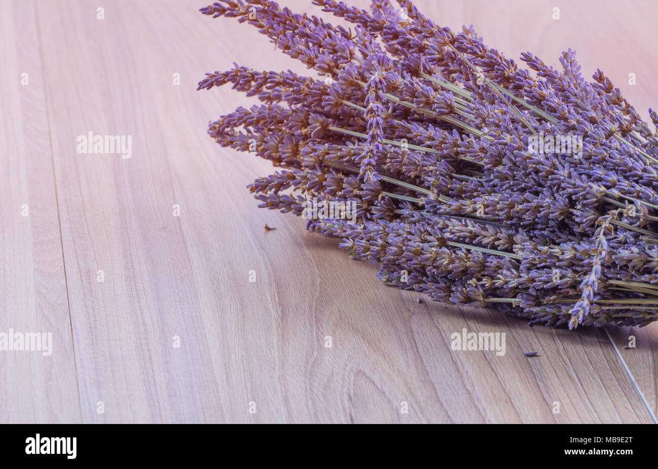 Lavendelblüten auf Holz Tisch Hintergrund, chemische Duft von Lavendel Blumen auf dem Tisch Hintergrund, getrocknetem Lavendel Bündel. Stockfoto