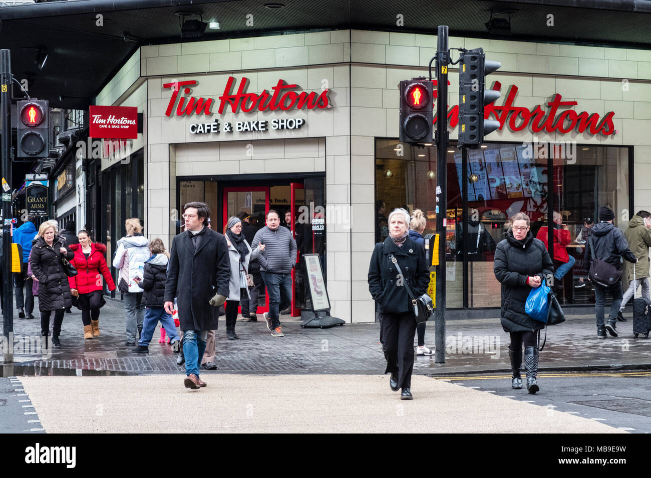 Blick auf die Fußgängerzone überqueren außerhalb Zweig von Tim Hortons Coffee Shop in Argyll Street Glasgow, Schottland, Vereinigtes Königreich Stockfoto