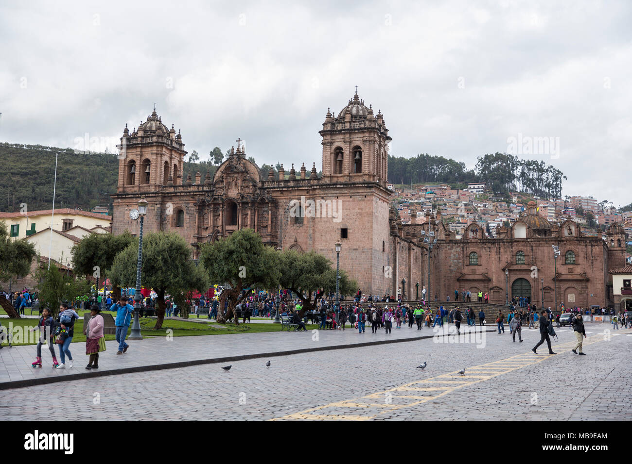 CUSCO, PERU - 31. Dezember 2017: Unbekannter Menschen auf der Straße von Cusco, Peru. Die gesamte Stadt Cusco wurde von der UNESCO zum Weltkulturerbe Sitzen Stockfoto
