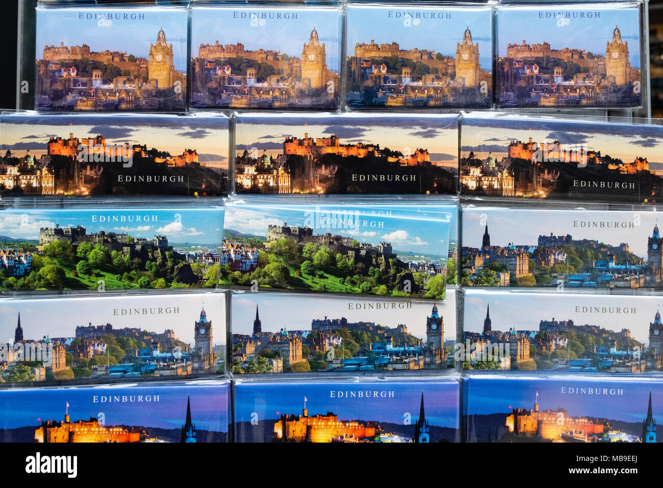 Detail der touristischen Kühlschrank Magnete mit Blick auf Edinburgh zum Verkauf in Souvenir shop auf der Royal Mile in Edinburgh, Schottland, Vereinigtes Königreich Stockfoto