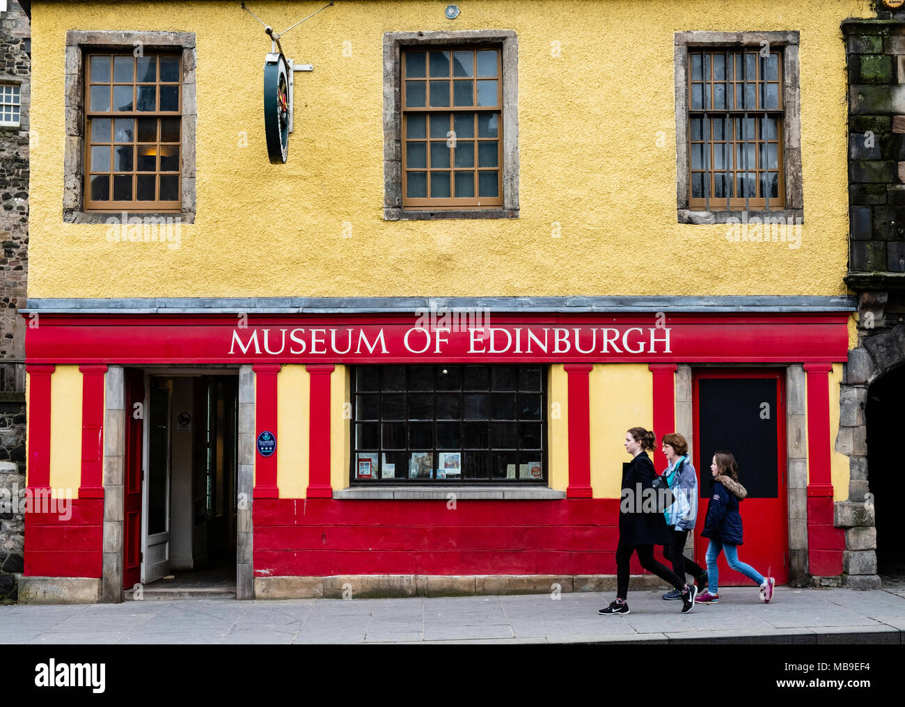 Die Außenseite des Museums von Edinburgh auf der Royal Mile in der Altstadt von Edinburgh, Schottland, Vereinigtes Königreich Stockfoto