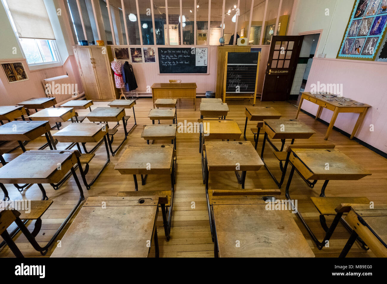 Altmodisches Klassenzimmer in Schottland Straße Schule, entworfen von Charles Rennie Mackintosh, in Glasgow, Schottland, Vereinigtes Königreich Stockfoto