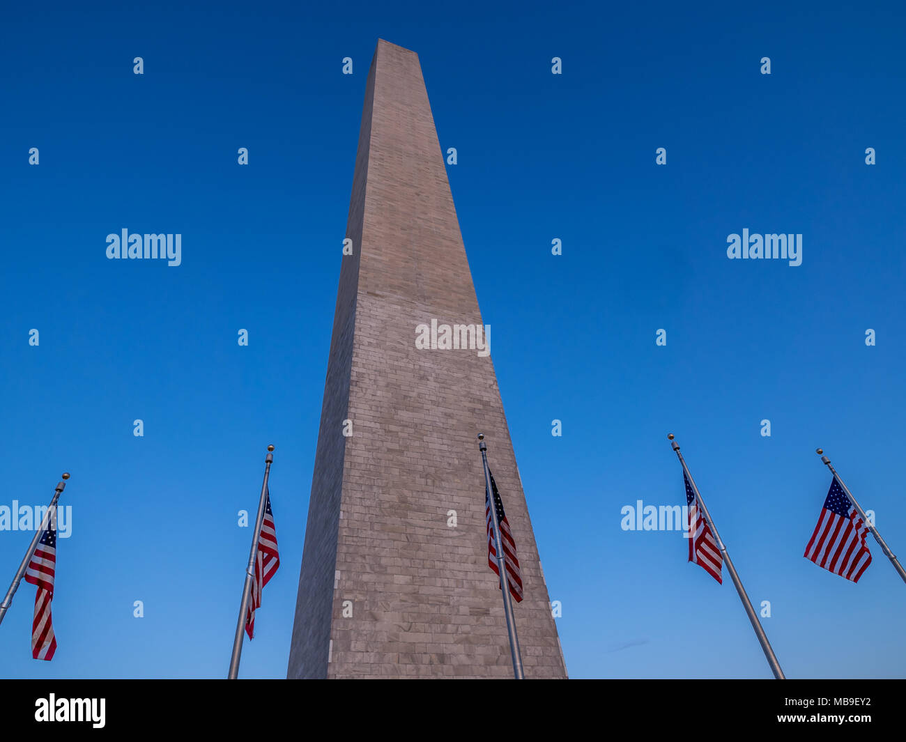 Washington Monument mit uns Flaggen Stockfoto