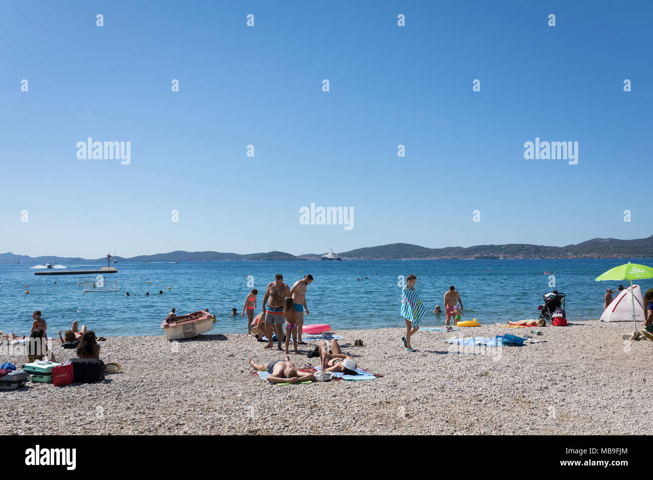 Sonnen und Baden am Strand von Zadar, Kroatien Stockfoto