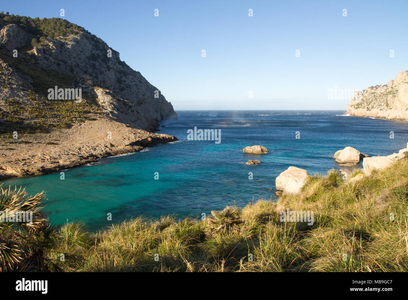 Kleine twister auf Meerwasser, Cala Figuera, Serra Tramuntana, Formentor, Mallorca, Balearen, Spanien, Europa Stockfoto