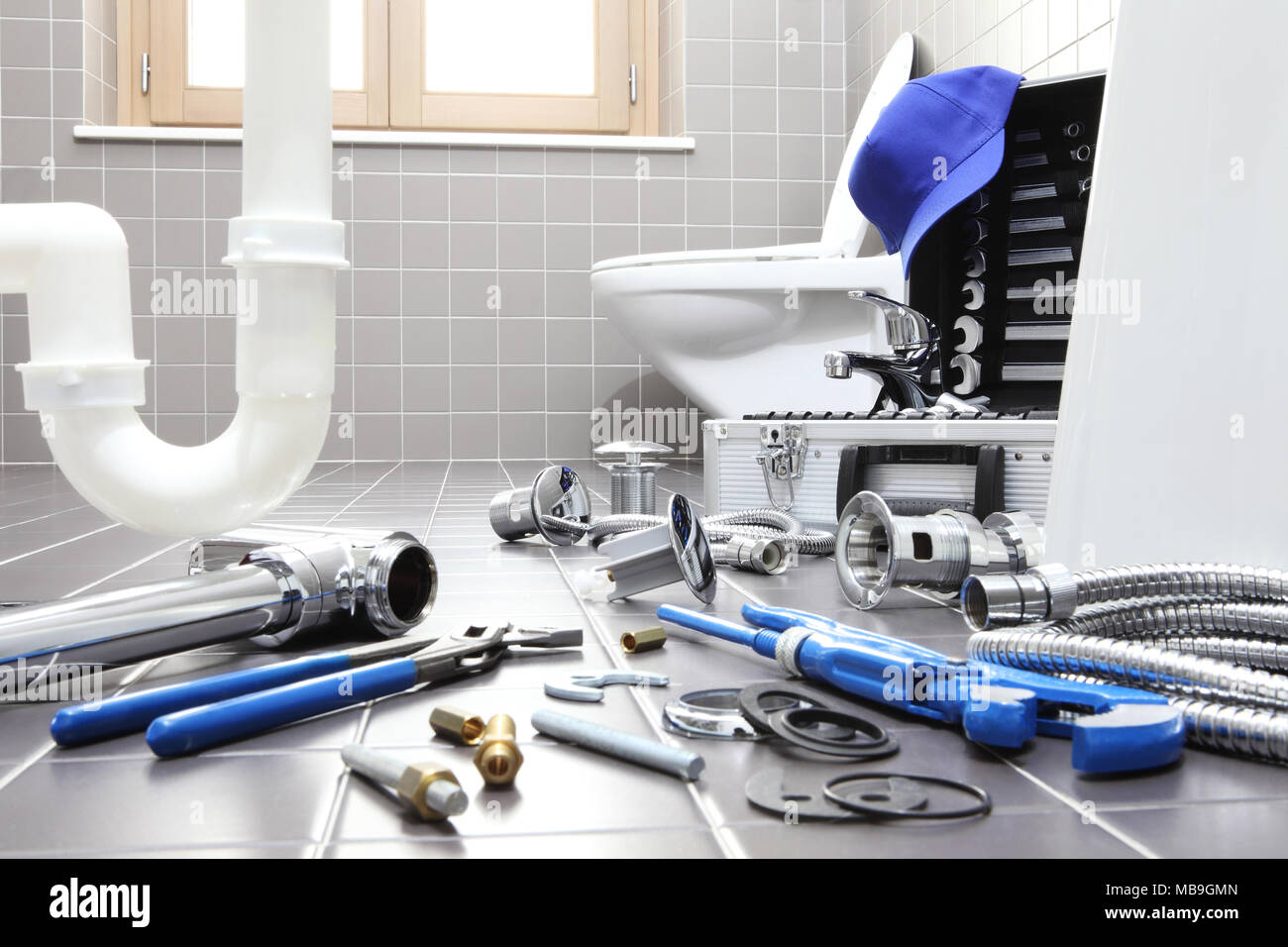 Klempner Werkzeuge und Geräte in einem Badezimmer, Sanitär Reparatur ... Klempner Werkzeuge und Geräte in einem Badezimmer, Sanitär Reparatur ...