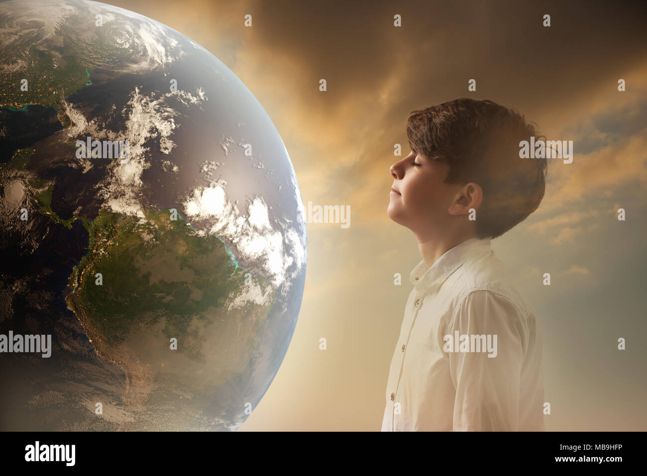 Closeup Portrait neugieriges Kind die Augen schließen und Träumen der Erde, die menschliche Mimik. Bildung Konzept Stockfoto