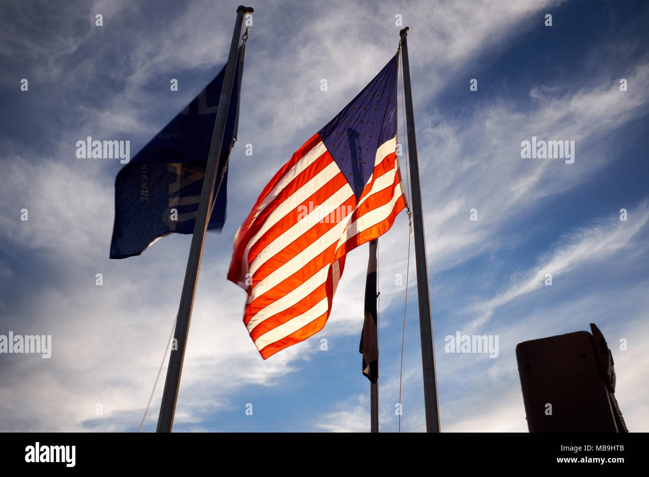 Beleuchtete American National Flagge, der Sterne und Streifen oder alte Herrlichkeit, in der Dämmerung fliegen in die Brise aus einem Fahnenmast Stockfoto