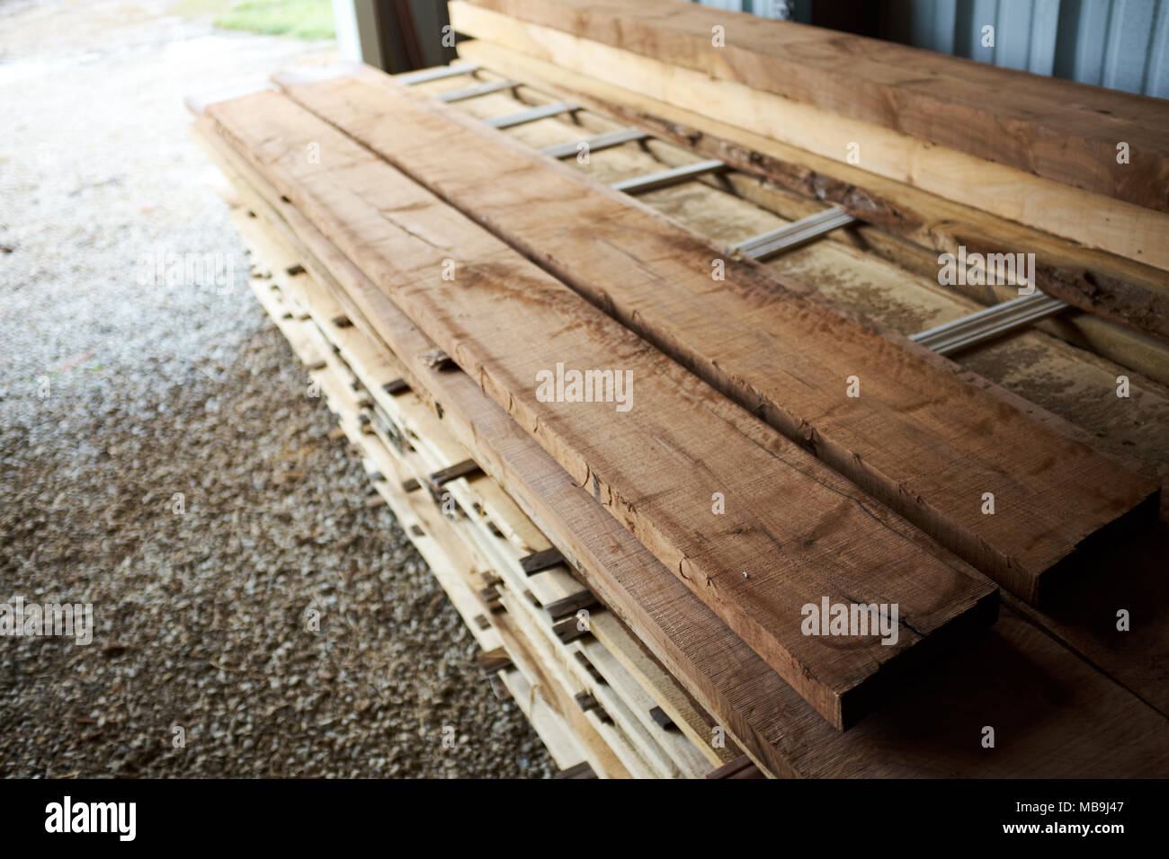Stapel von frisch geschnittenen rauen Planken für Bauarbeiten an einem Holz Mühle gesehen selbst die Länge in der Nähe zu sehen, mit Kopie Raum Stockfoto