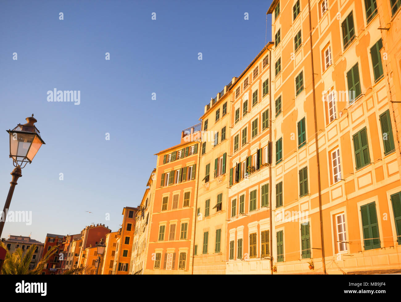 Schöne kleine Stadt am Mittelmeer mit dem Strand im Winter ist es schön bei Sonnenaufgang oder Sonnenuntergang - Camogli ist, Genua Italien, Europäischen trav Stockfoto