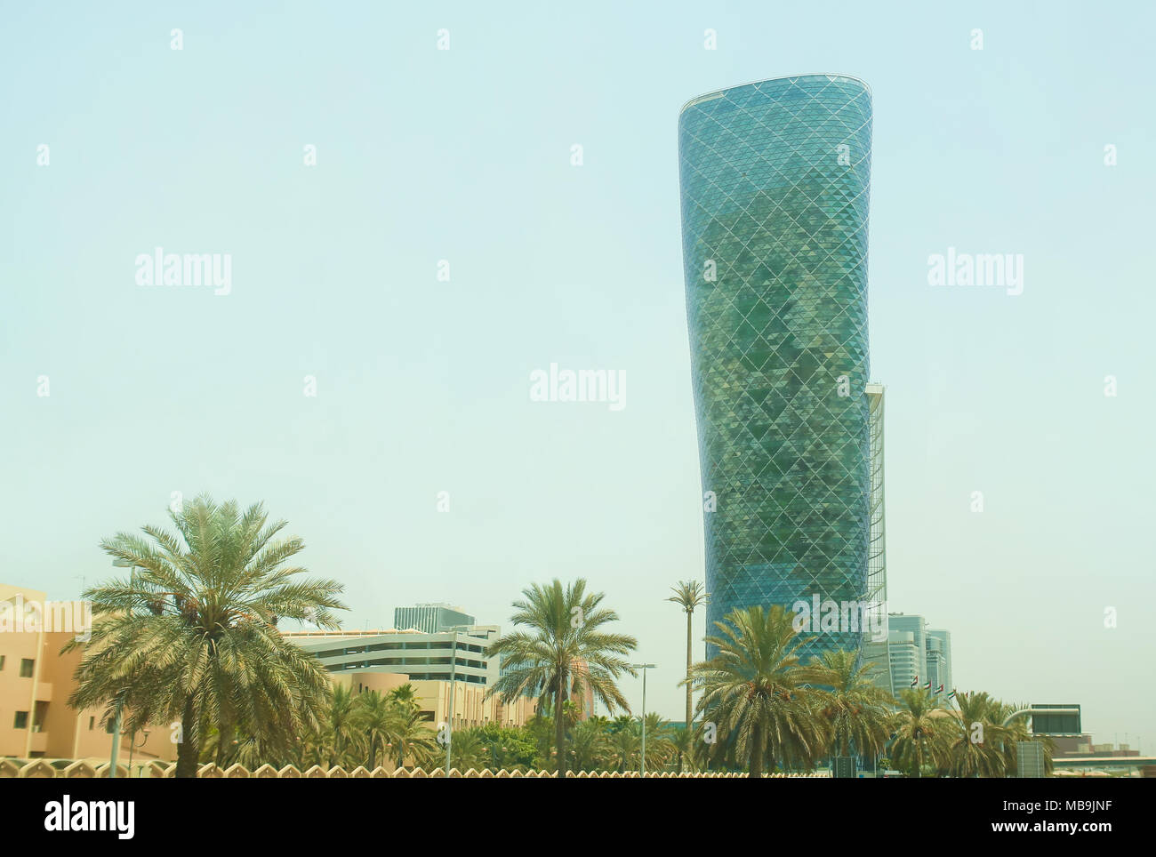 ABU DHABI, VAE - 5. NOVEMBER: Der Capital Gate Tower am 5. November 2013 in Abu Dhabi, das als das weltweit am weitesten lehnte sich Menschen in der ganzen Welt zertifiziert ist. Stockfoto