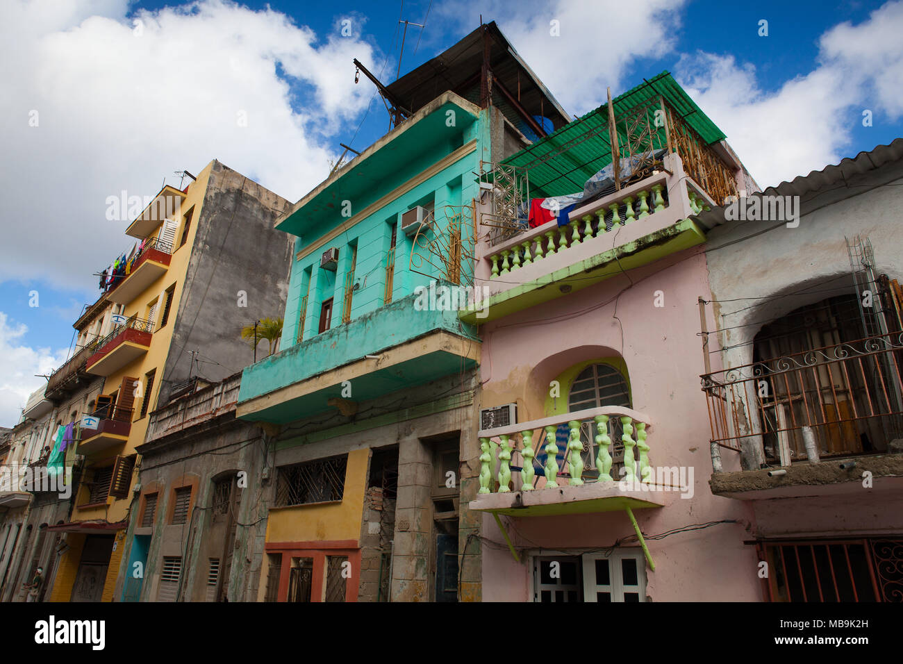 Havanna, Kuba - Januar 22,2017: verfallenden und renovierte Gebäude an der Hauptstraße in Alt-Havanna, Kuba Stockfoto