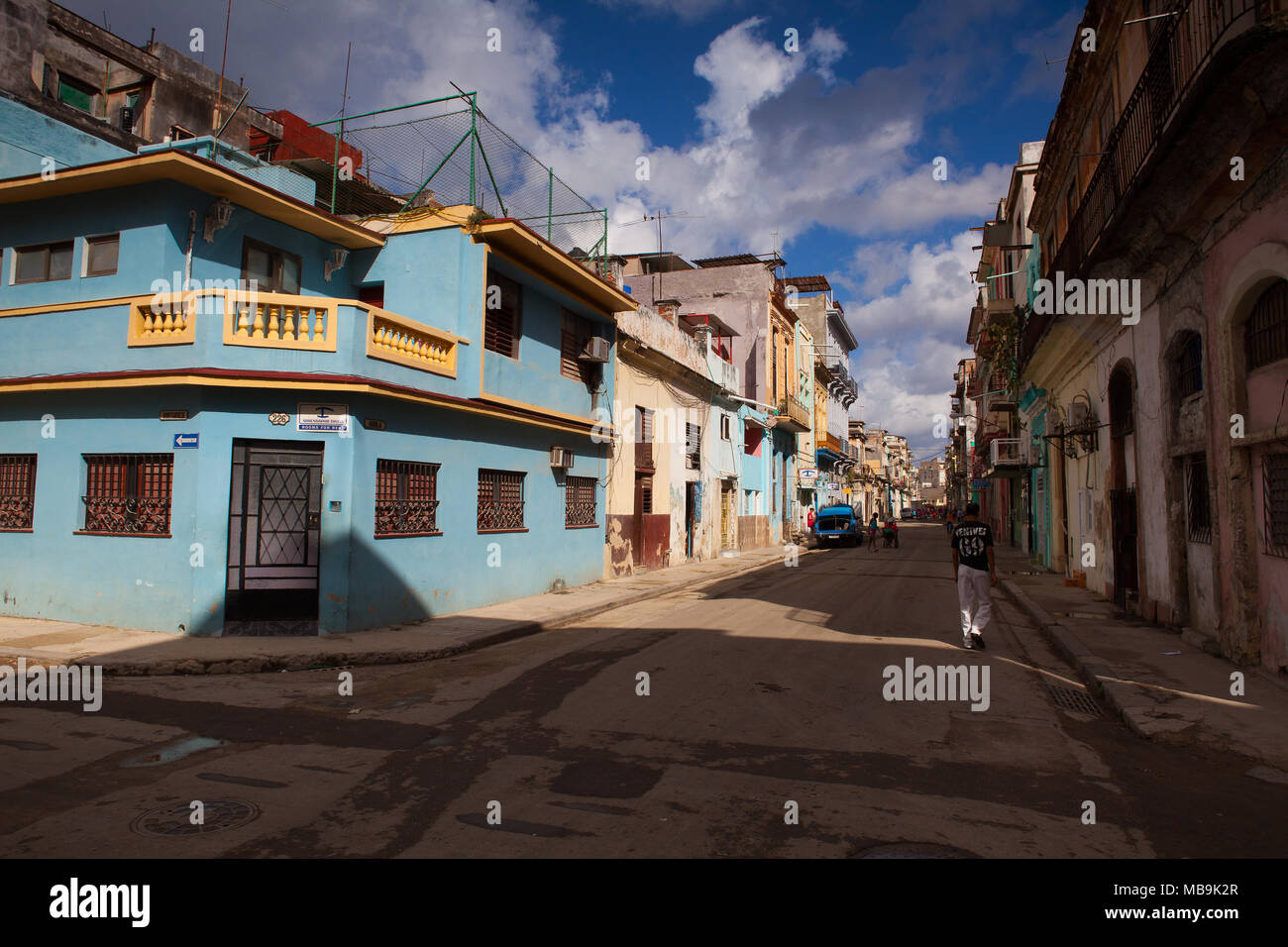 Havanna, Kuba - Januar 22,2017: verfallenden und renovierte Gebäude an der Hauptstraße in Alt-Havanna, Kuba Stockfoto