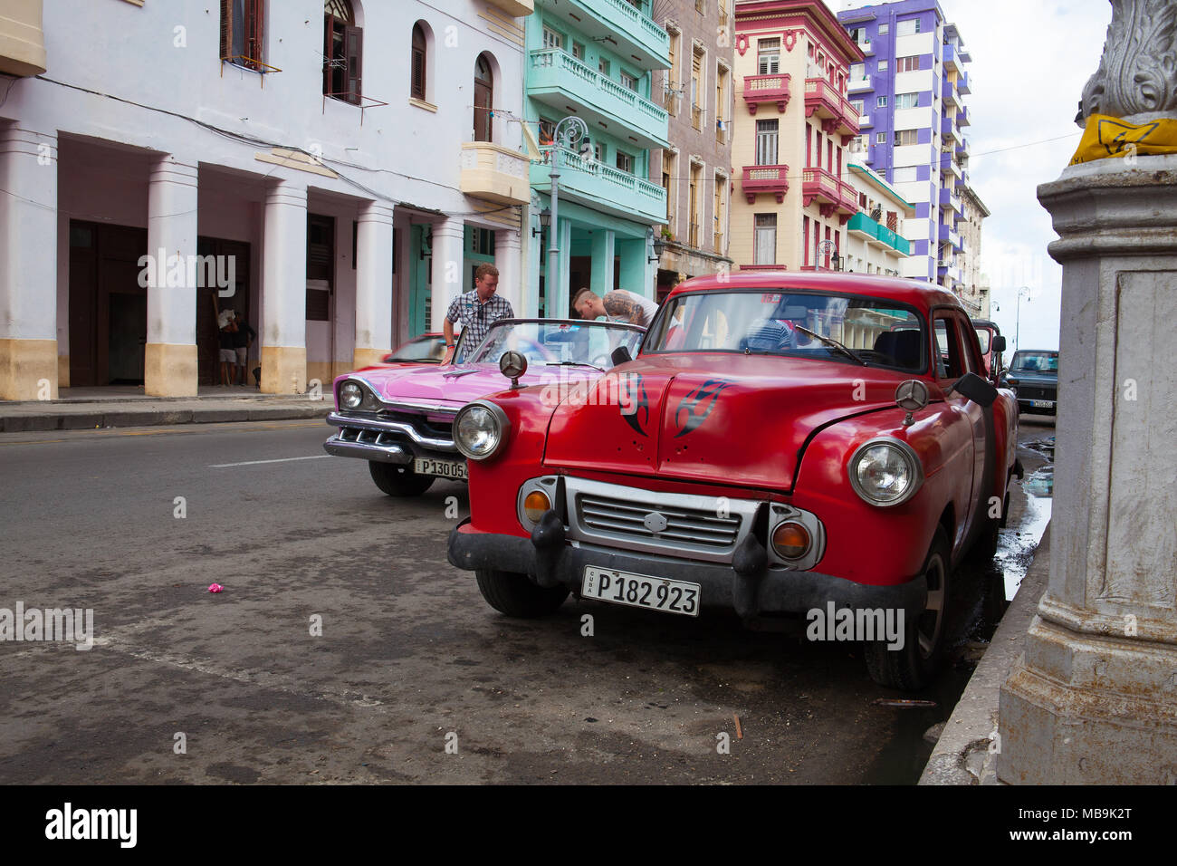 Havanna, Kuba - Januar 22,2017: verfallenden und renovierte Gebäude an der Hauptstraße in Alt-Havanna, Kuba Stockfoto