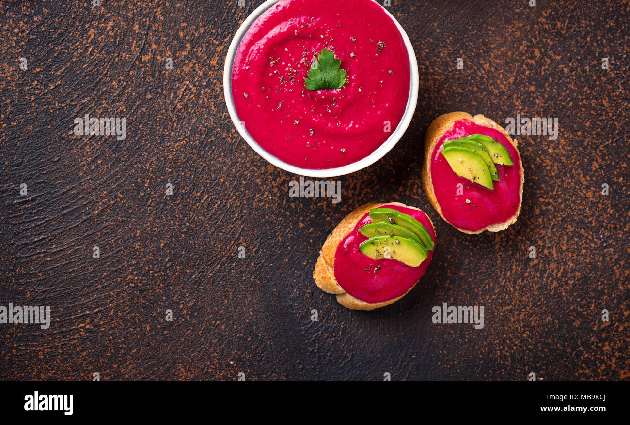 Rote Beete Hummus. Gesunde vegane Vorspeise Stockfoto
