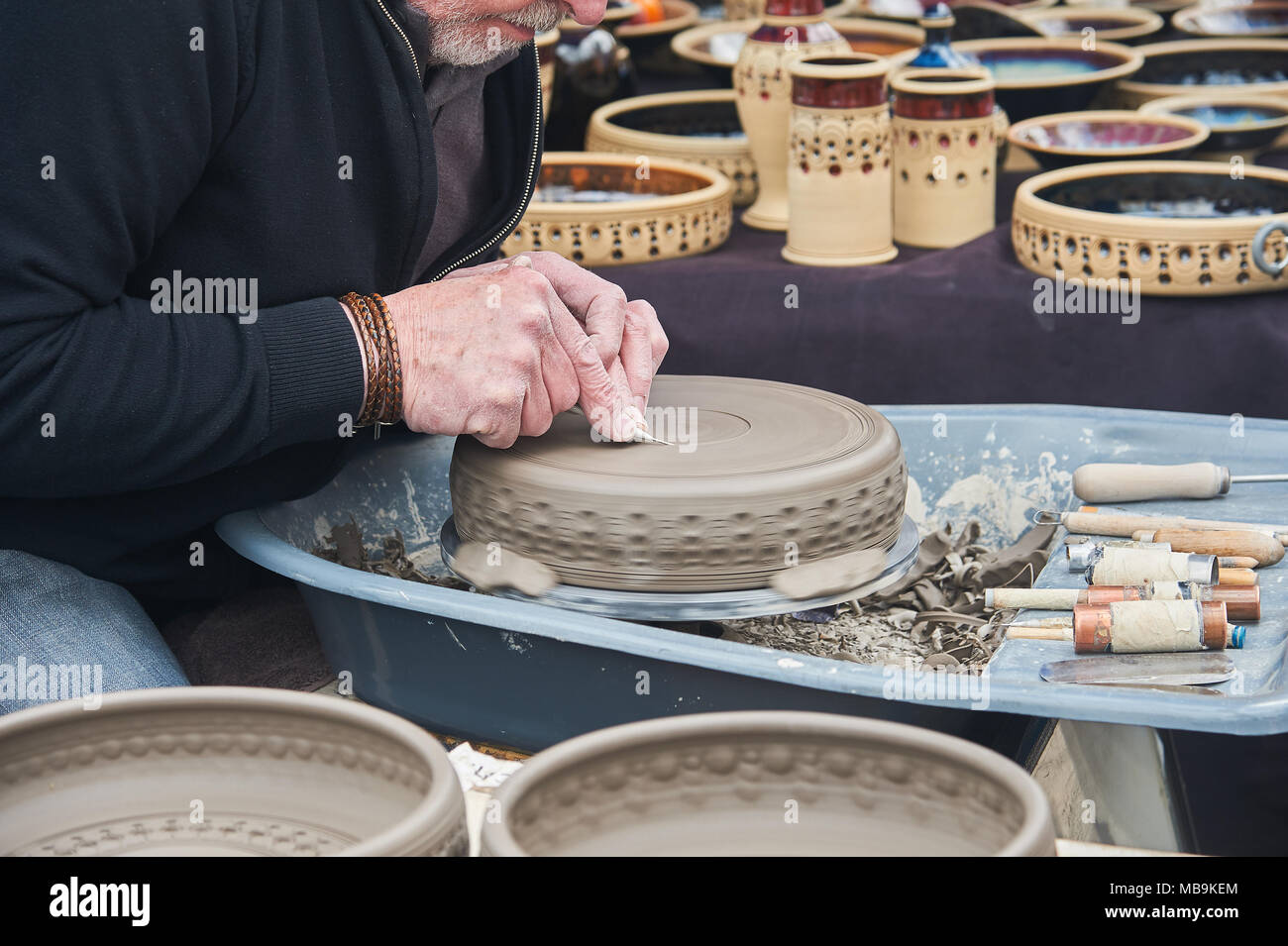 Potter, reich verzierte Schalen auf einem Kunsthandwerkermarkt in Stratford-upon-Avon Stockfoto