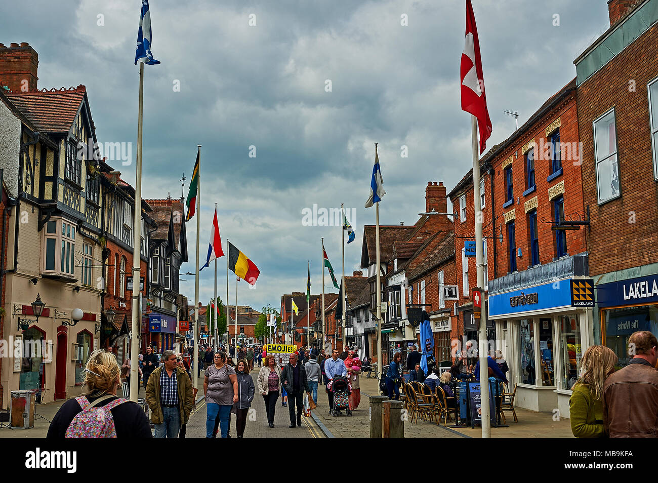 Stratford-upon-Avon street scene von Henley Street mit Touristen auf WilliamShakespeares Geburtstag. Stockfoto