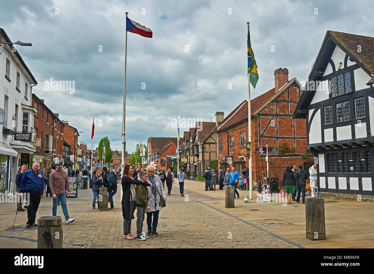 Stratford-upon-Avon street scene von Henley Street mit Touristen außerhalb William Shakespeares Geburtshaus am Tag seinen Geburtstag feiert. Stockfoto