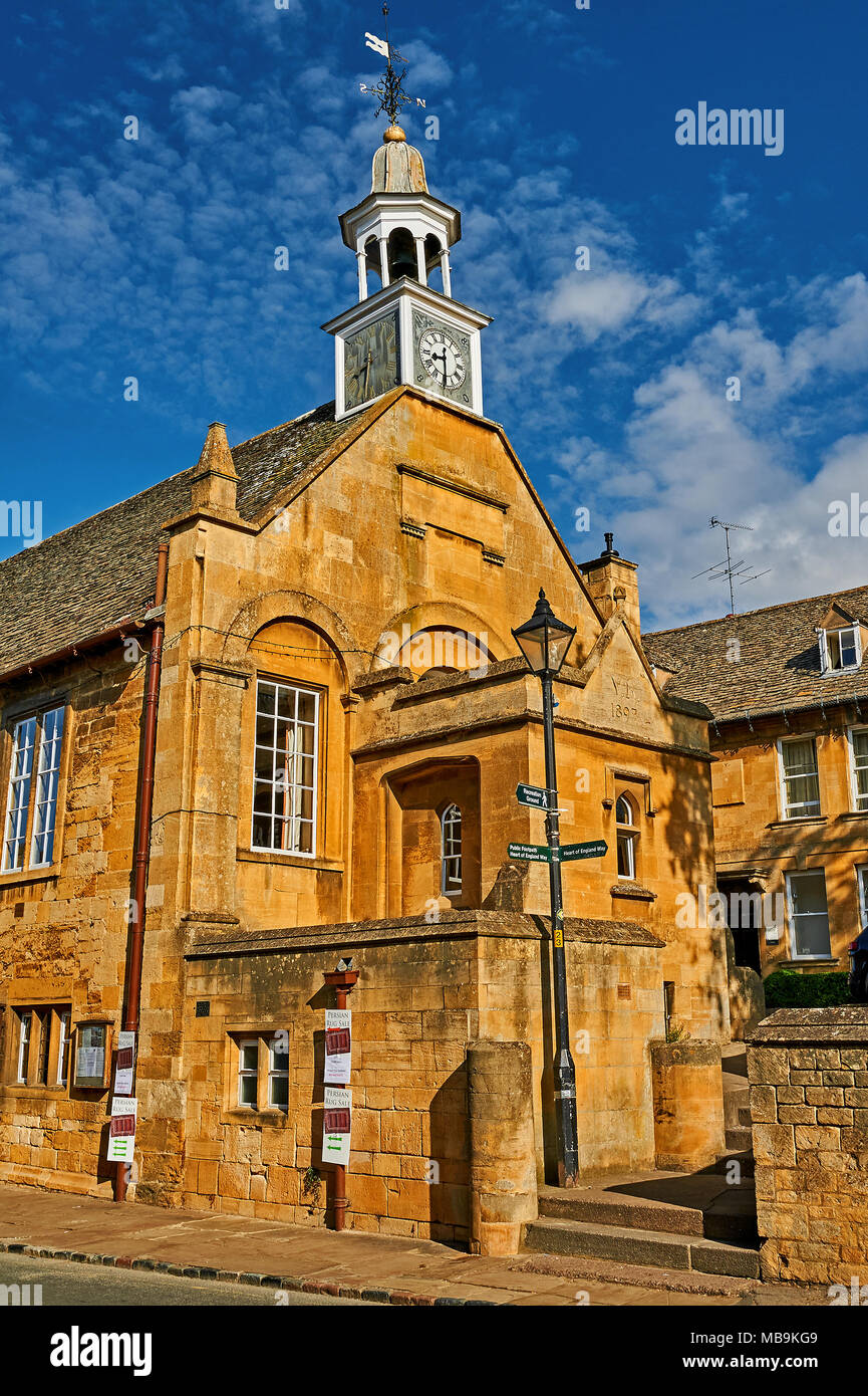 Reich verzierte Gebäude aus Stein im Cotswold Stadt Chipping Campden Gloucestershire. Stockfoto