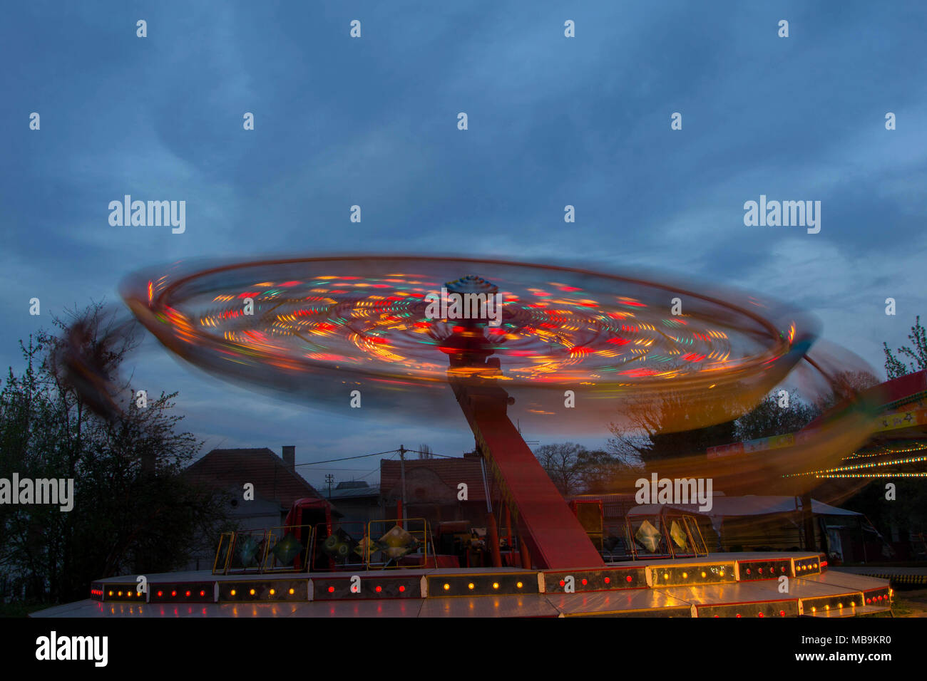 Fliegender Stuhl, Luna Park. Unterhaltung für Kinder. Blaue Stunde und  Nacht Szene fliegen Stühle im Luna Park Stockfotografie - Alamy