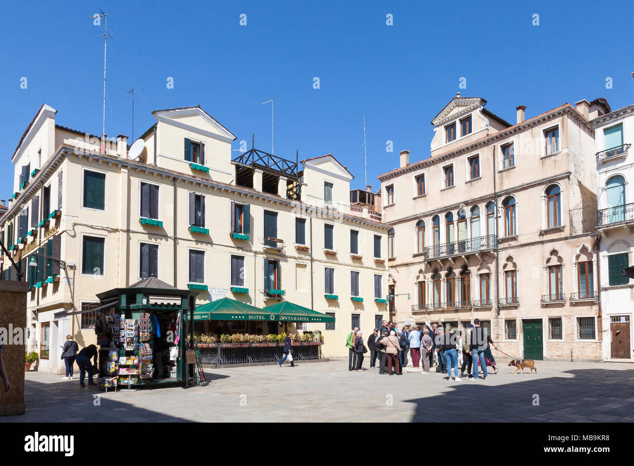 Und Campo Santa Marina Hotel Santa Marina, Castello, Venedig, Venetien, Italien mit einer Reisegruppe gatheredd um ein Pozzo oder auch Kopf und News Stand Stockfoto