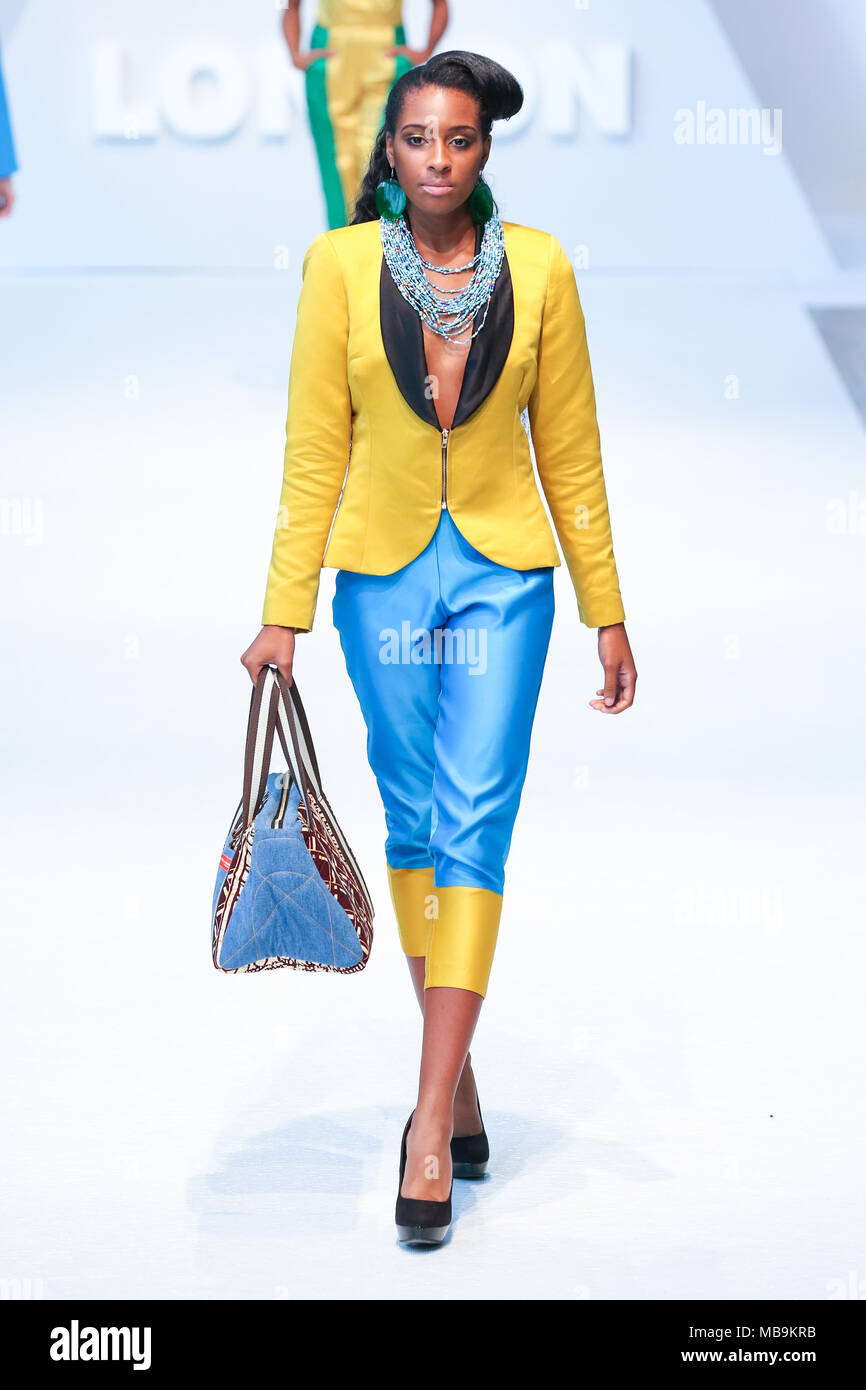 London, UK, August 2014, Designerin Sylvia Owori präsentiert ihre neue Kollektion in Afrika Fashion Week London 2014. Mariusz Goslicki/Alamy Stockfoto