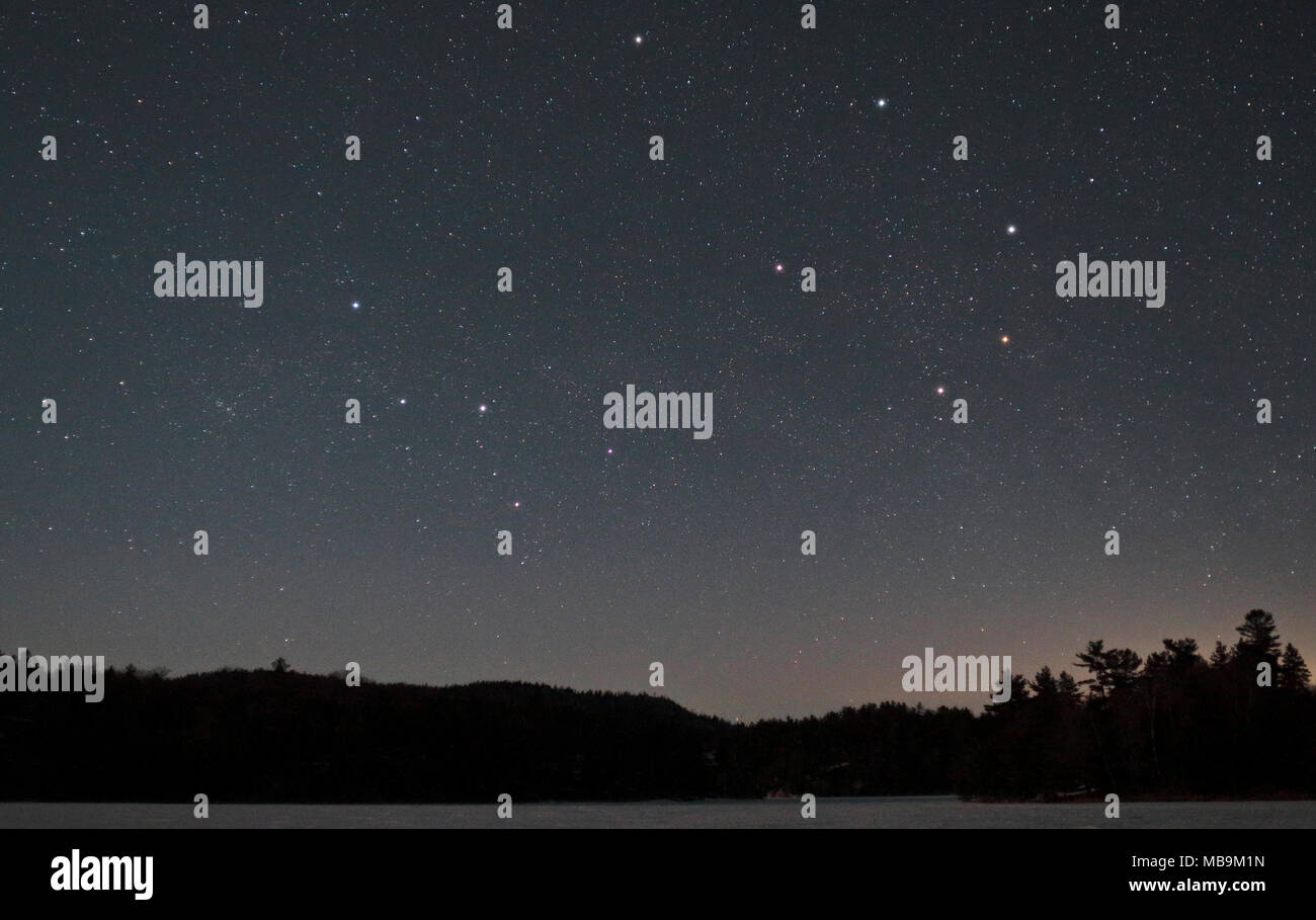Sternenhimmel über George Lake Killarney Provincial Park, Ontario Kanada im Winter eingefroren. Sternbilder Cassiopeia als W Form am unteren, mittleren und C Stockfoto