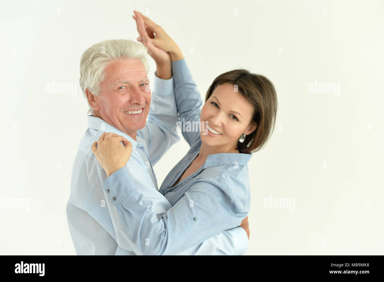 Portrait von älteren Mann mit erwachsenen Tochter tanzen Stockfoto