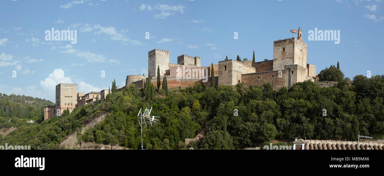 Panoramablick auf die Alhambra mit der Sierra Nevada im Hintergrund, Granada, Andalusien, Spanien Stockfoto