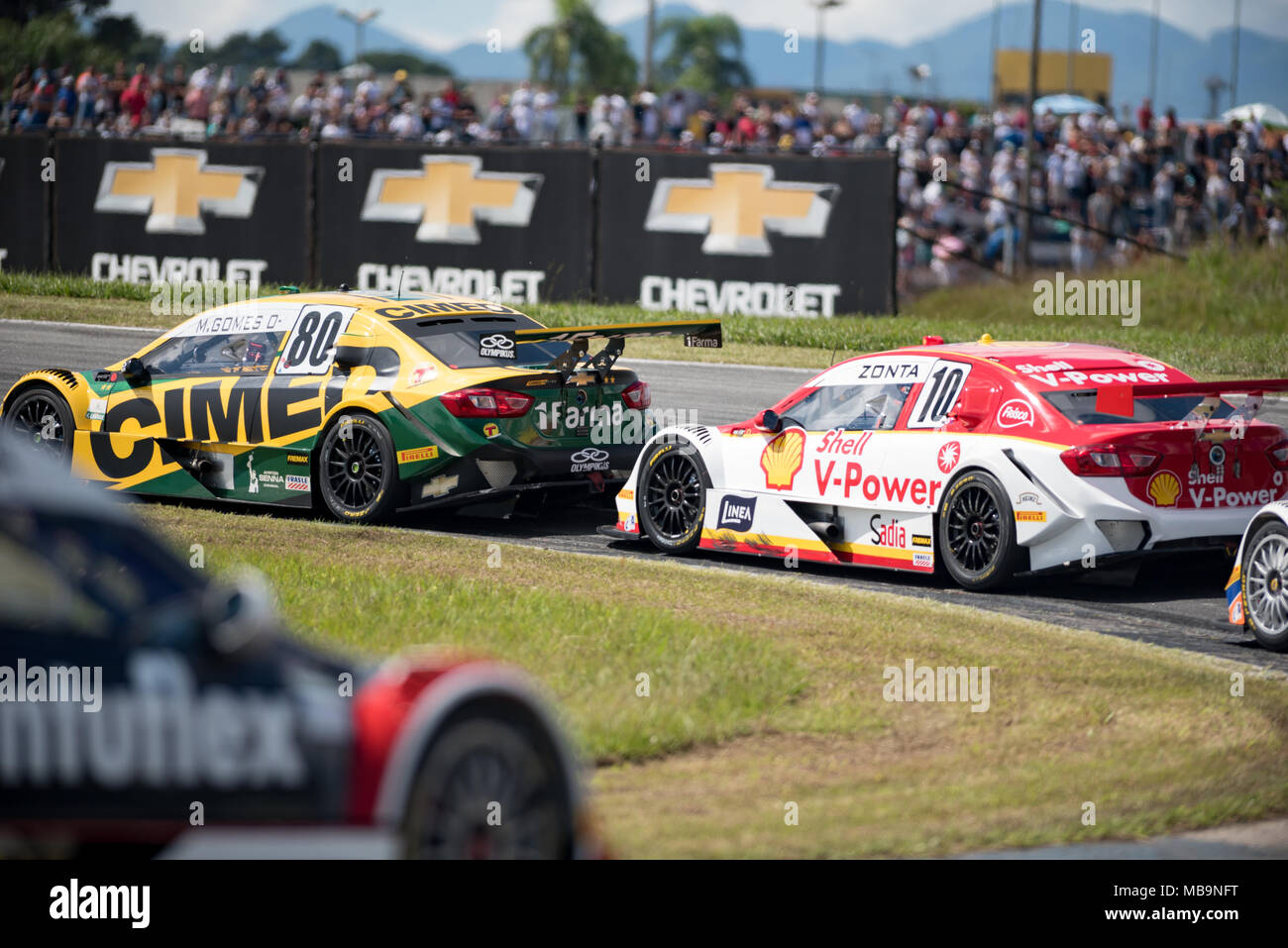 Curitiba, Brasilien. 08 Apr, 2018. Autos von Marcos Gomes und Ricardo Zonta während der curitiba Stufe des Stock Car, gehalten am Autodromo Internacional de Curitiba. Credit: Reinaldo Reginato/FotoArena/Alamy leben Nachrichten Stockfoto