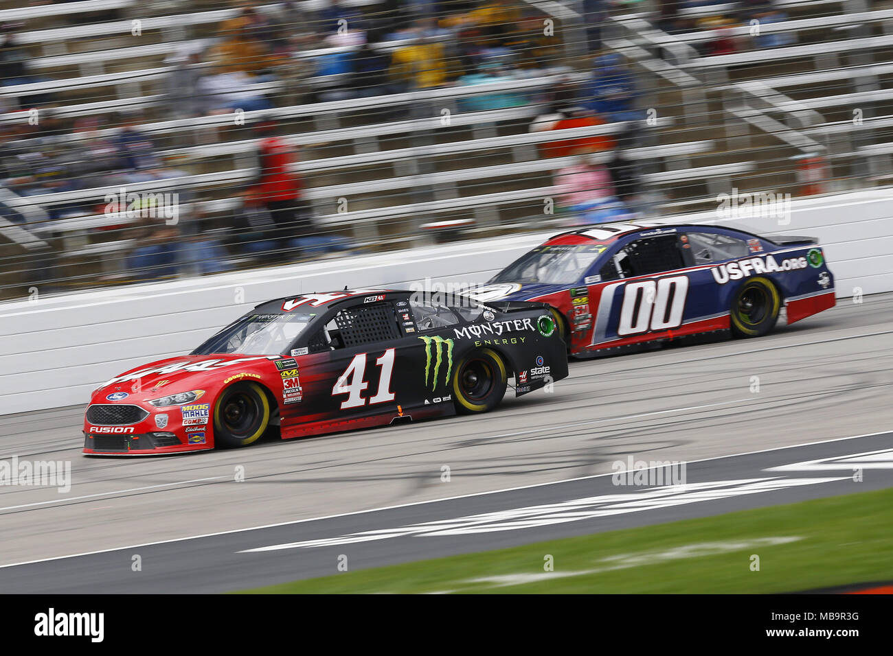 Ft. Worth, Texas, USA. 8 Apr, 2018. April 08, 2018 - Ft. Worth, Texas, USA: Kurt Busch (41) und Landon Cassill (00) Kampf um Position während des O'Reilly Auto Parts 500 an der Texas Motor Speedway in Ft. Worth, Texas. Quelle: Chris Owens Asp Inc/ASP/ZUMA Draht/Alamy leben Nachrichten Stockfoto