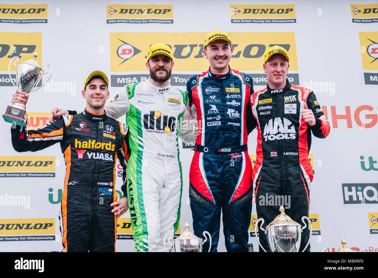 Longfield, Kent, Großbritannien. 8. April 2018. BTCC-Piloten auf dem Podium. Von Links nach Rechts. Dan Cammish, Rob Austin, Tom Ingram und Adam Morgan während der Dunlop MSA British Touring Car Championship in Brands Hatch Indy Circuit (Foto: Gergo Toth/Alamy Live News) Credit: Gergo Toth/Alamy leben Nachrichten Stockfoto