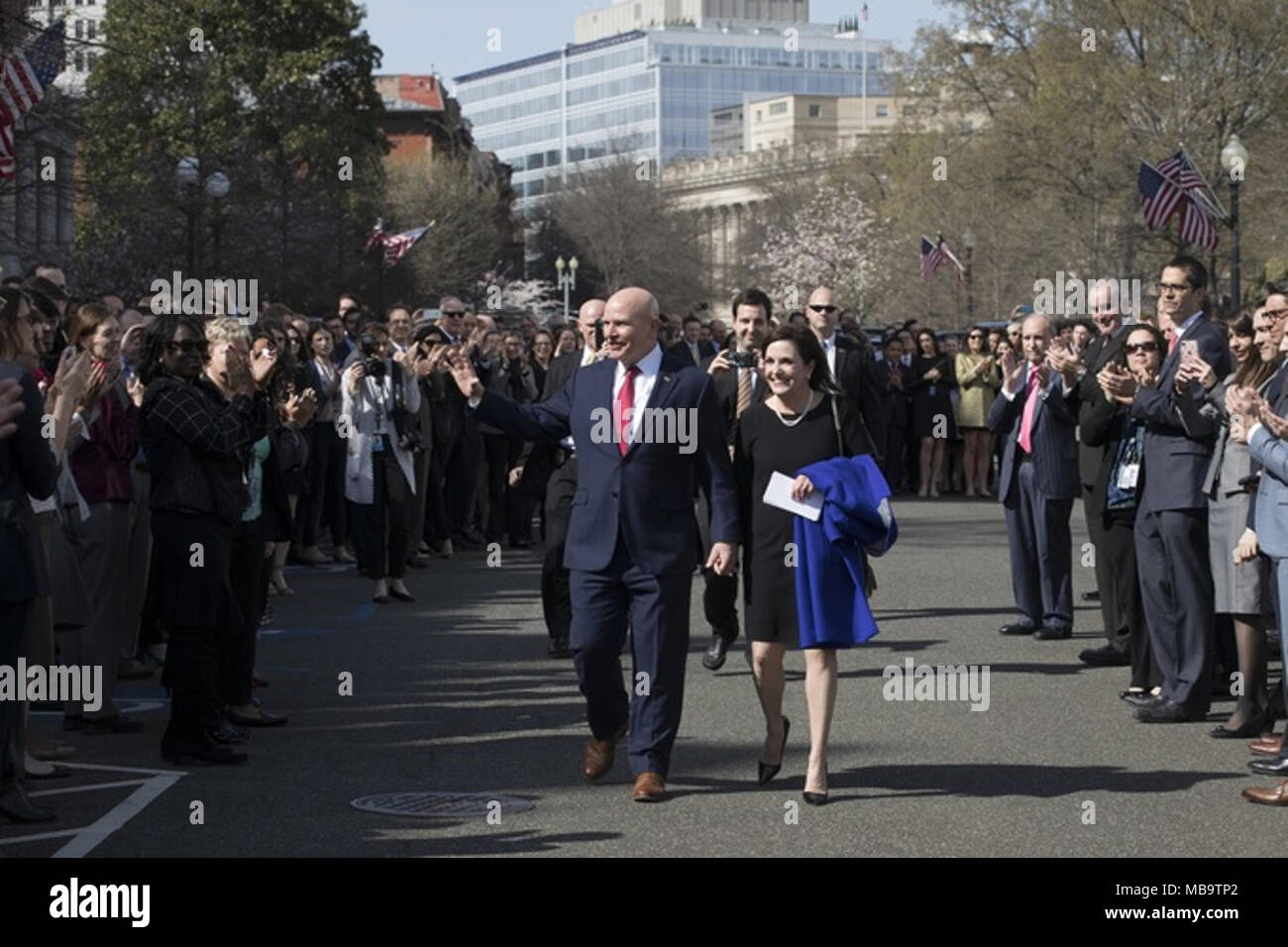 WASHINGTON, DC-Woche von April 06: der Nationale Sicherheitsberater Generalleutnant H.R. McMaster, trat von seiner Frau, Kathleen, erkennt den Beifall der Personal des Weißen Hauses, Freitag, 6. April 2018, außerhalb der Westflügel im Weißen Haus, versammelt Abschied von der McMaster, zu bieten, die seinen Rücktritt von seinem Posten im letzten Monat Personen: Präsident Donald Trump ausgeschrieben Stockfoto