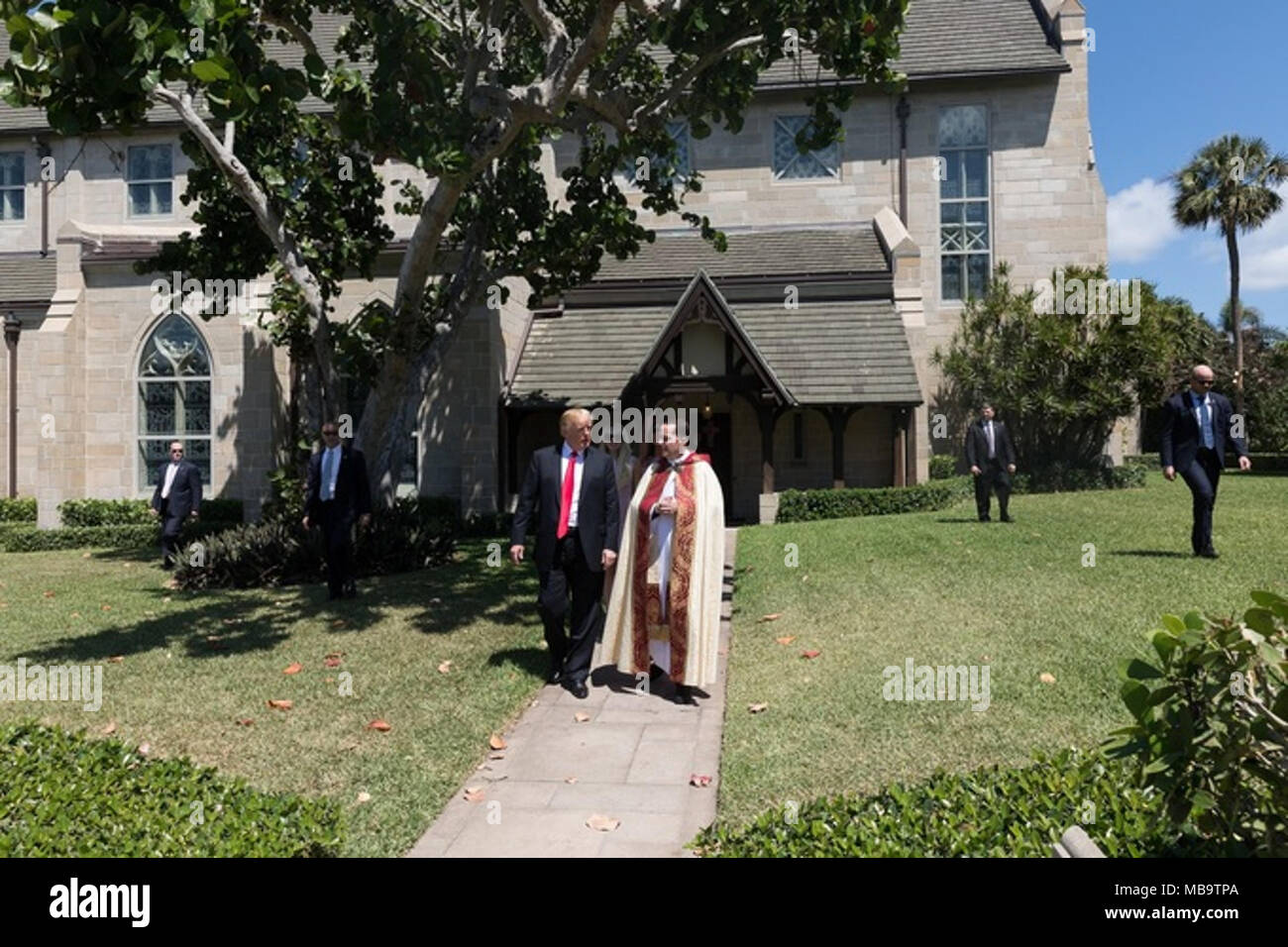 PALM Beach, Florida - in der Woche vom 01 April: Präsident Donald Trump Spaziergänge mit Rev. James R. Harlan, Rektor der Kirche von Bethesda-by-the-Sea, nach Ostern Gottesdienst, Sonntag, 1. April 2018, in Palm Beach, Fla Personen: Präsident Donald Trump Stockfoto