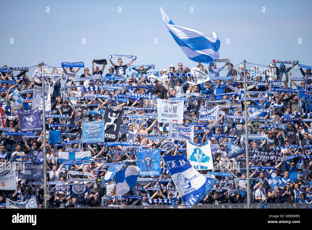 Unterstützer von Brescia während des Italienischen erie B' Match zwischen Venezia 1-2 Brescia am Pier Luigi Penzo Stadion am 8. April in Venezia, Italien 2018. Credit: Maurizio Borsari/LBA/Alamy leben Nachrichten Stockfoto